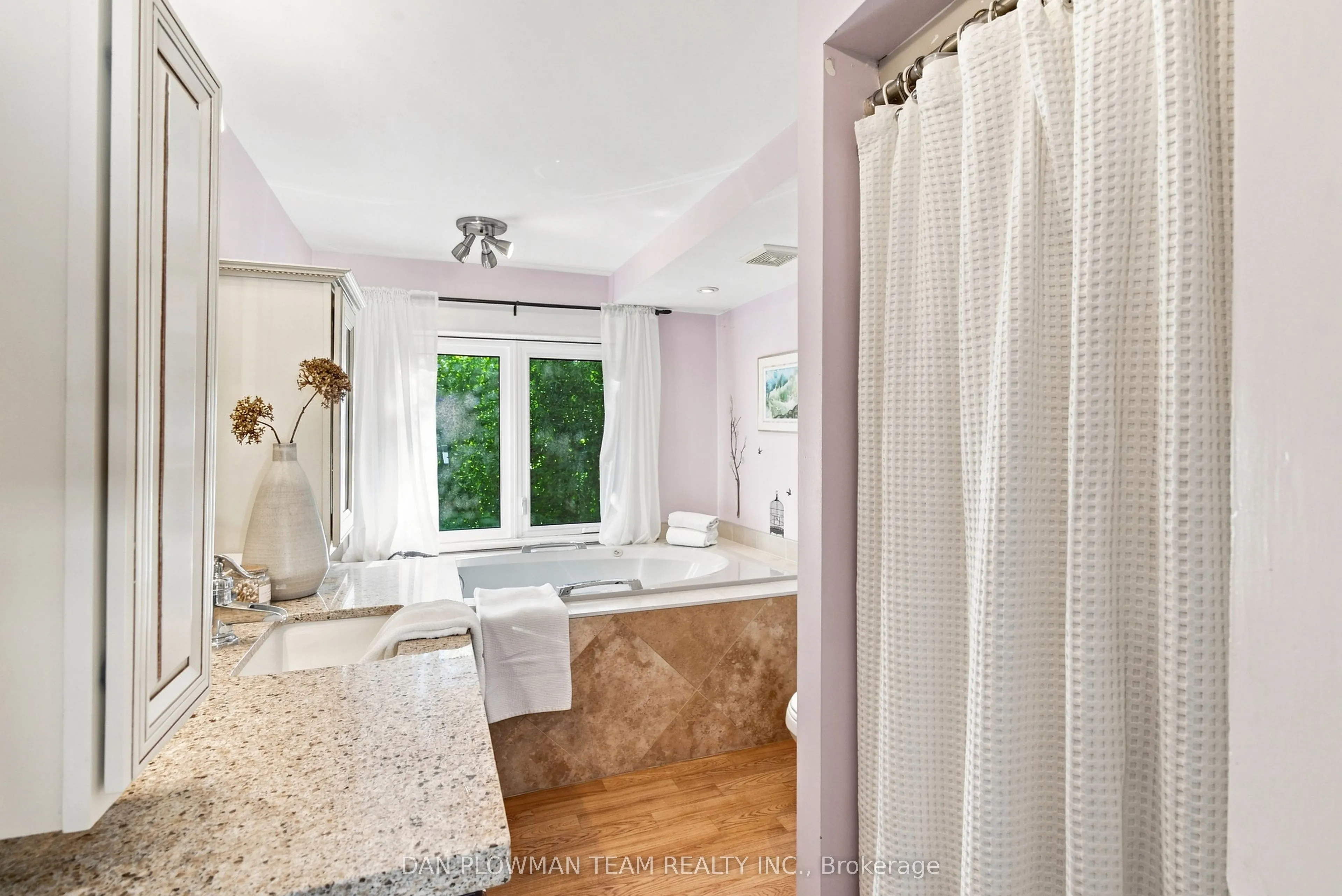 519 Kingston Road W