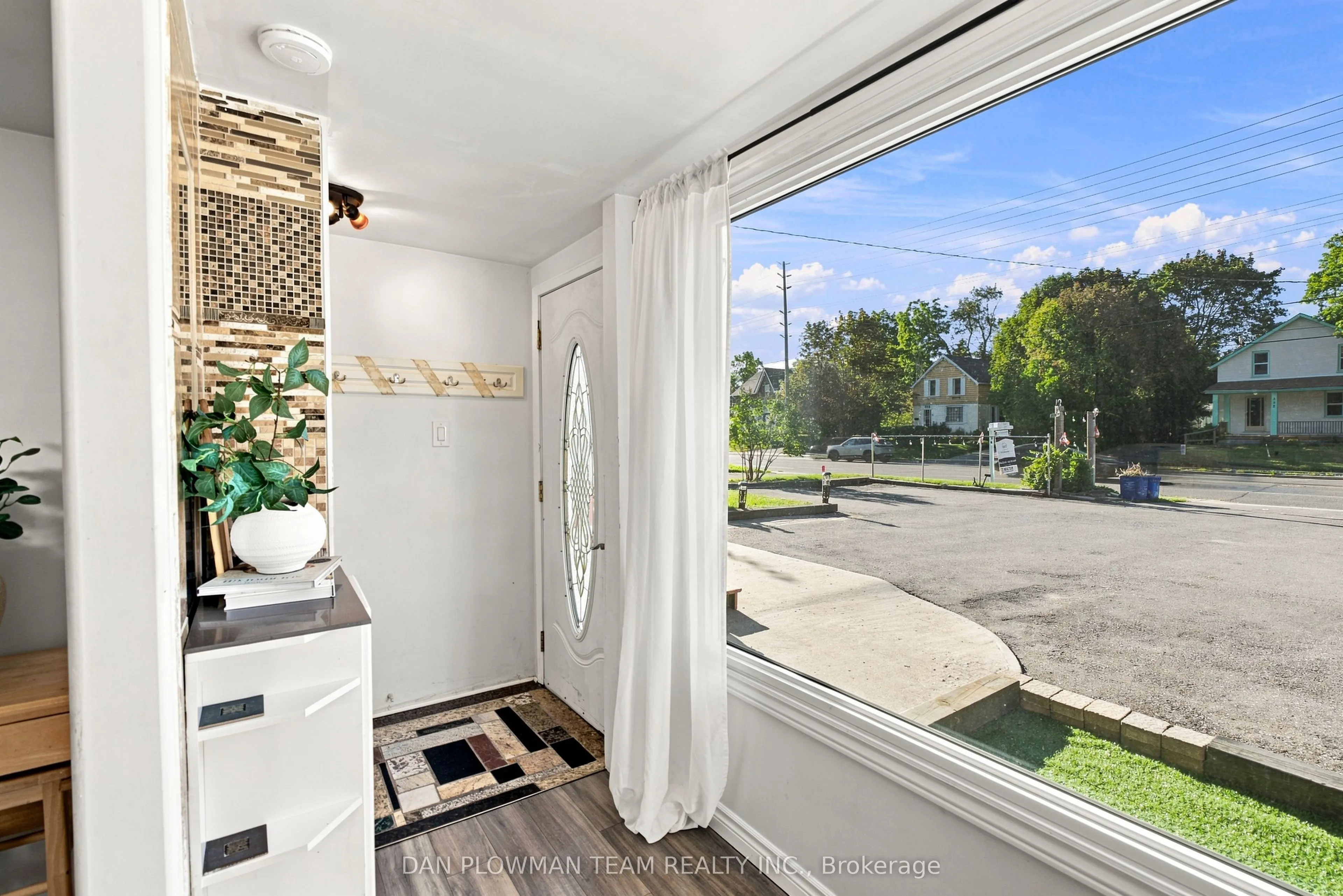 519 Kingston Road W