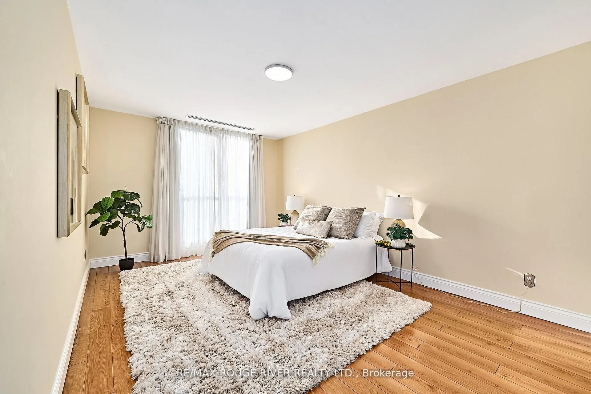 337 Simcoe Street #401