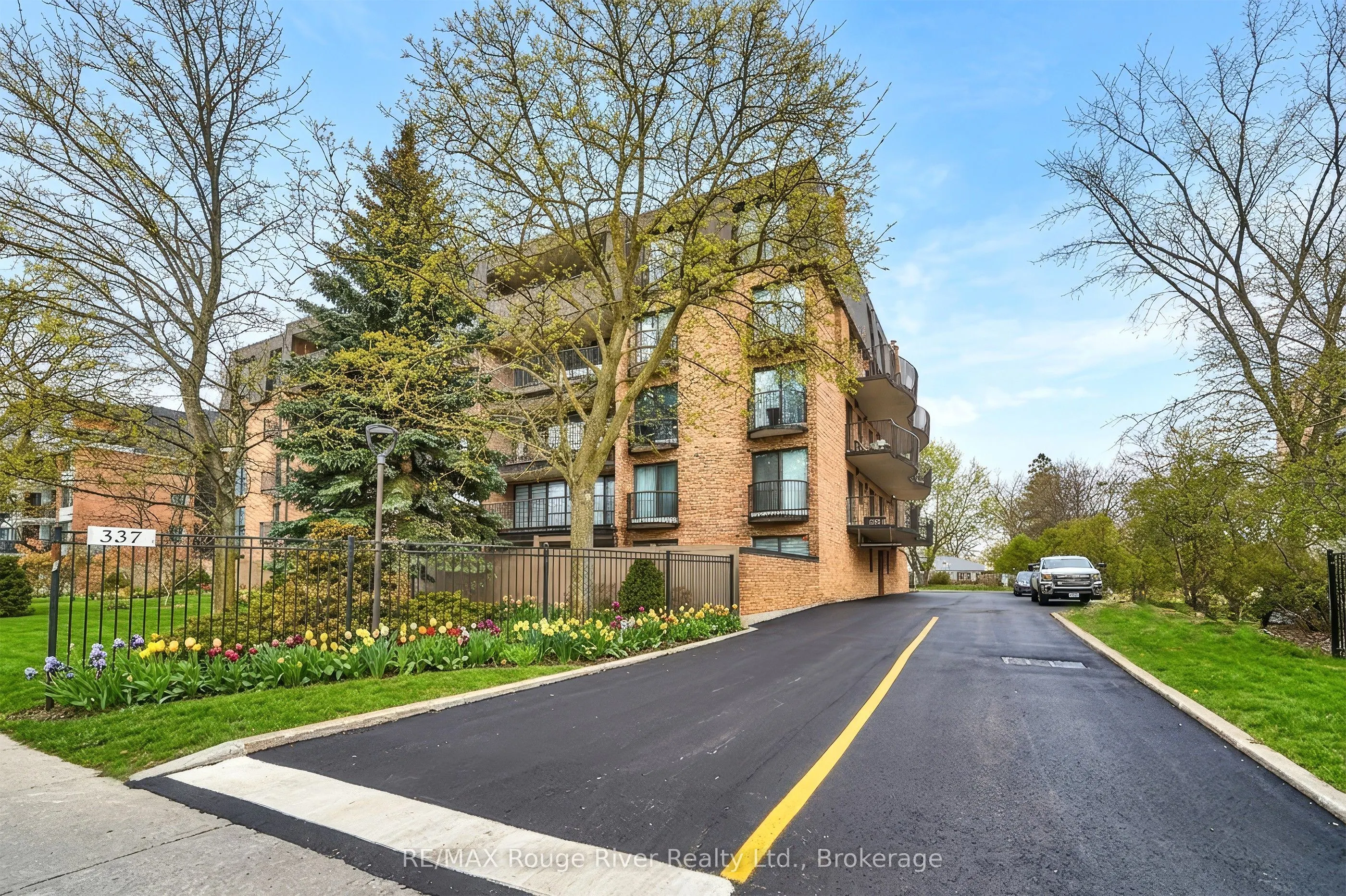 337 Simcoe Street #401