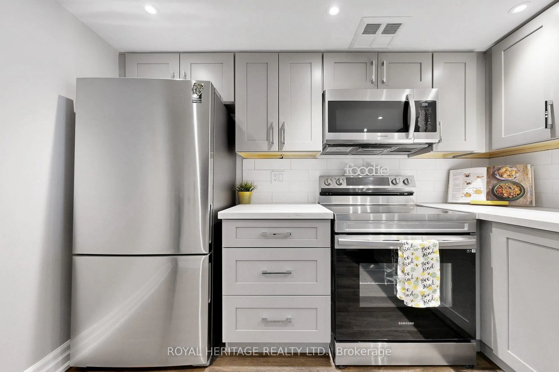 20 guildwood Parkway #207