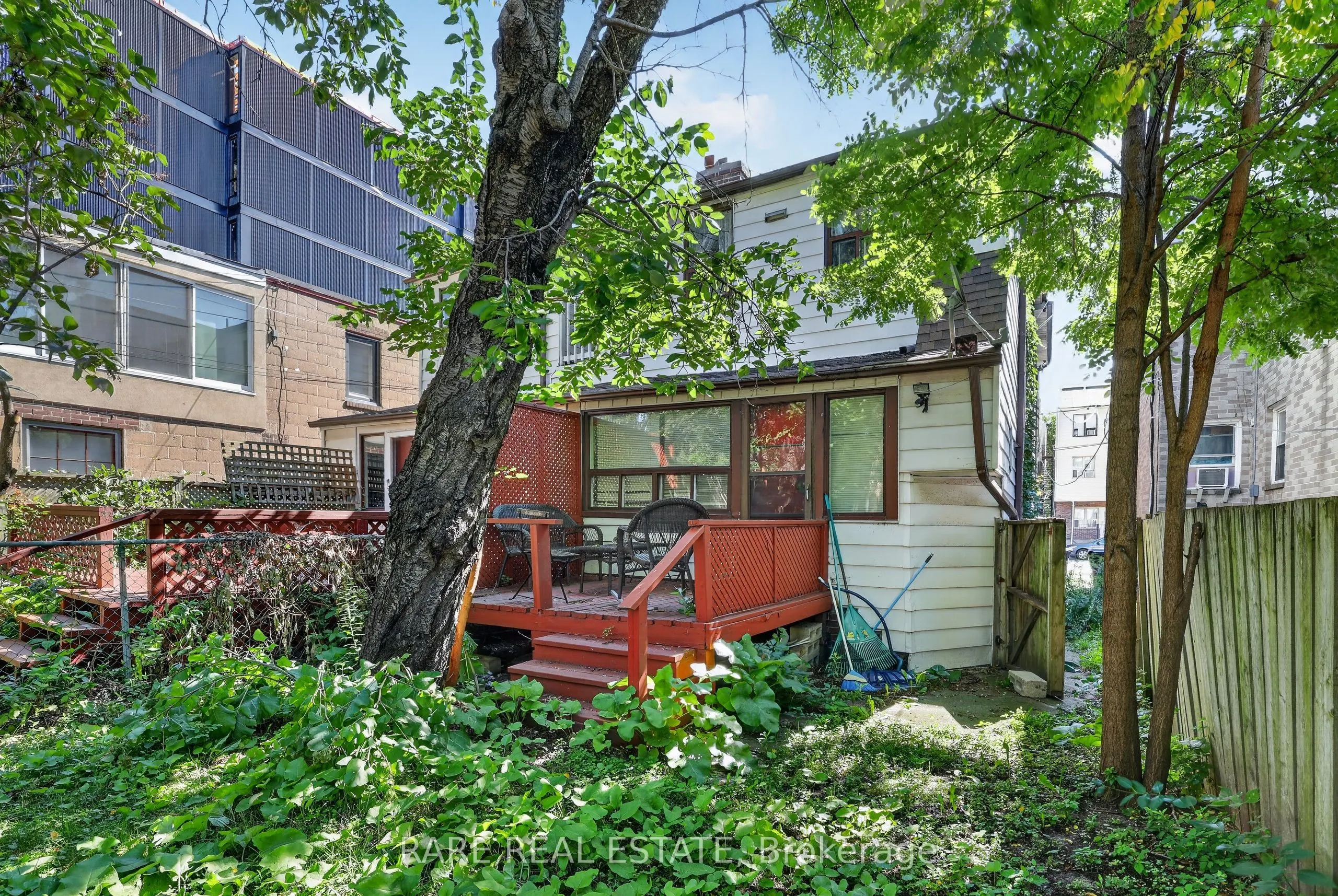 890 & 892 Broadview Avenue