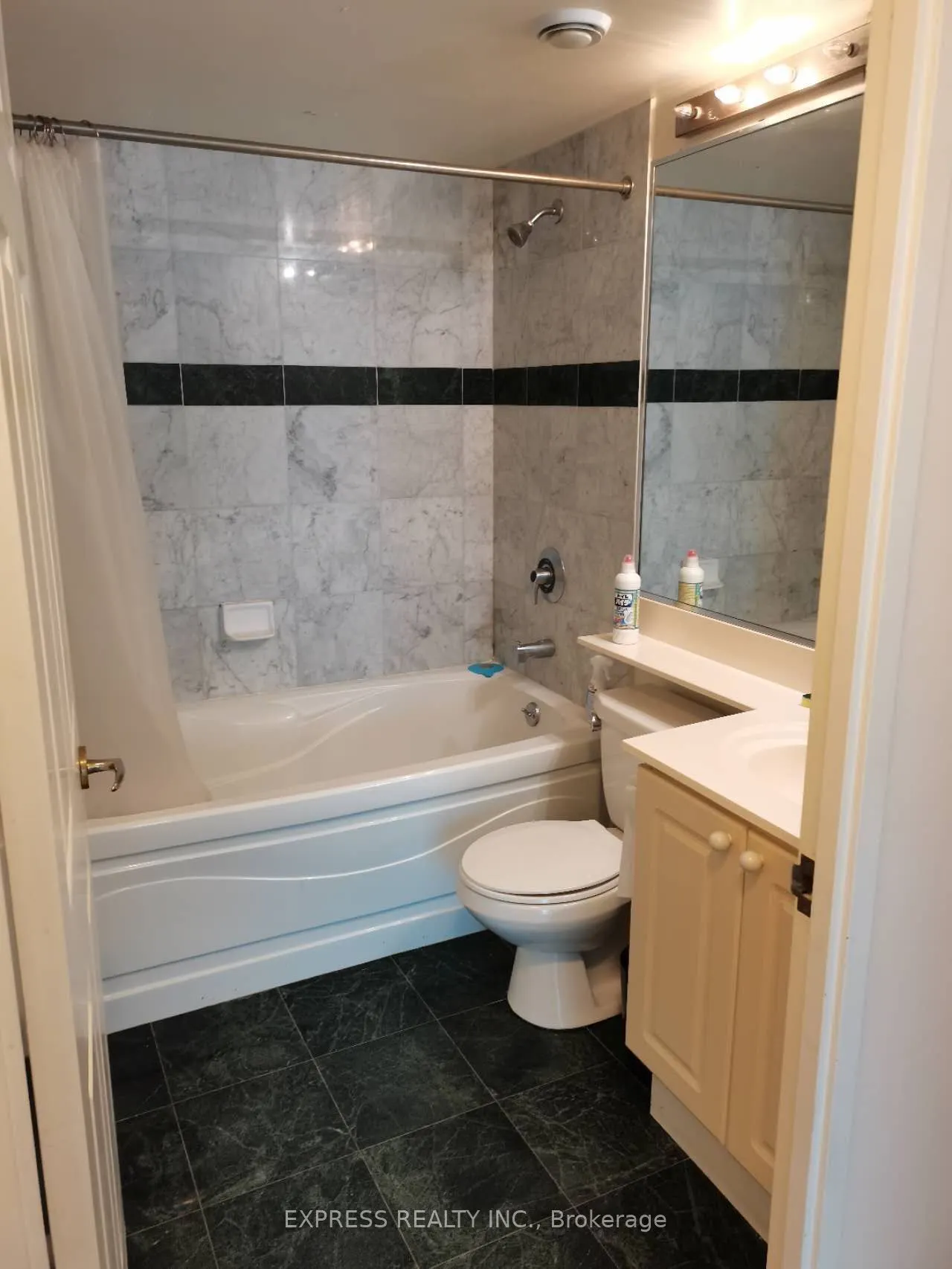 18 Lee Centre Drive #1111