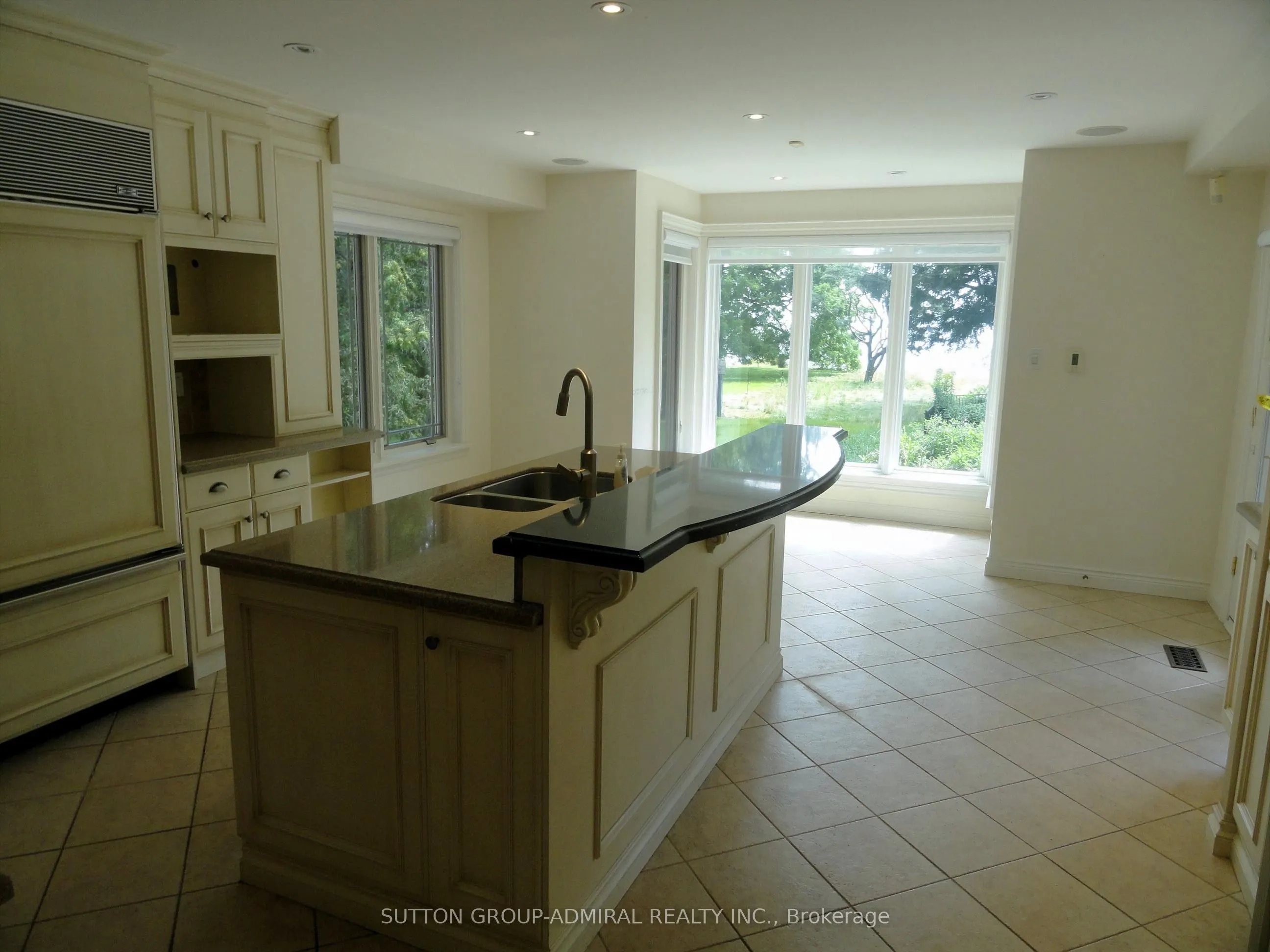 48 Meadowcliffe Drive