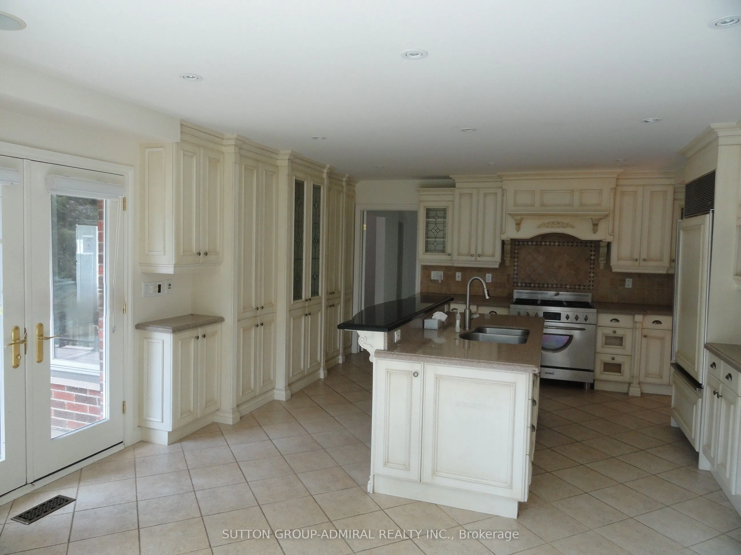 48 Meadowcliffe Drive