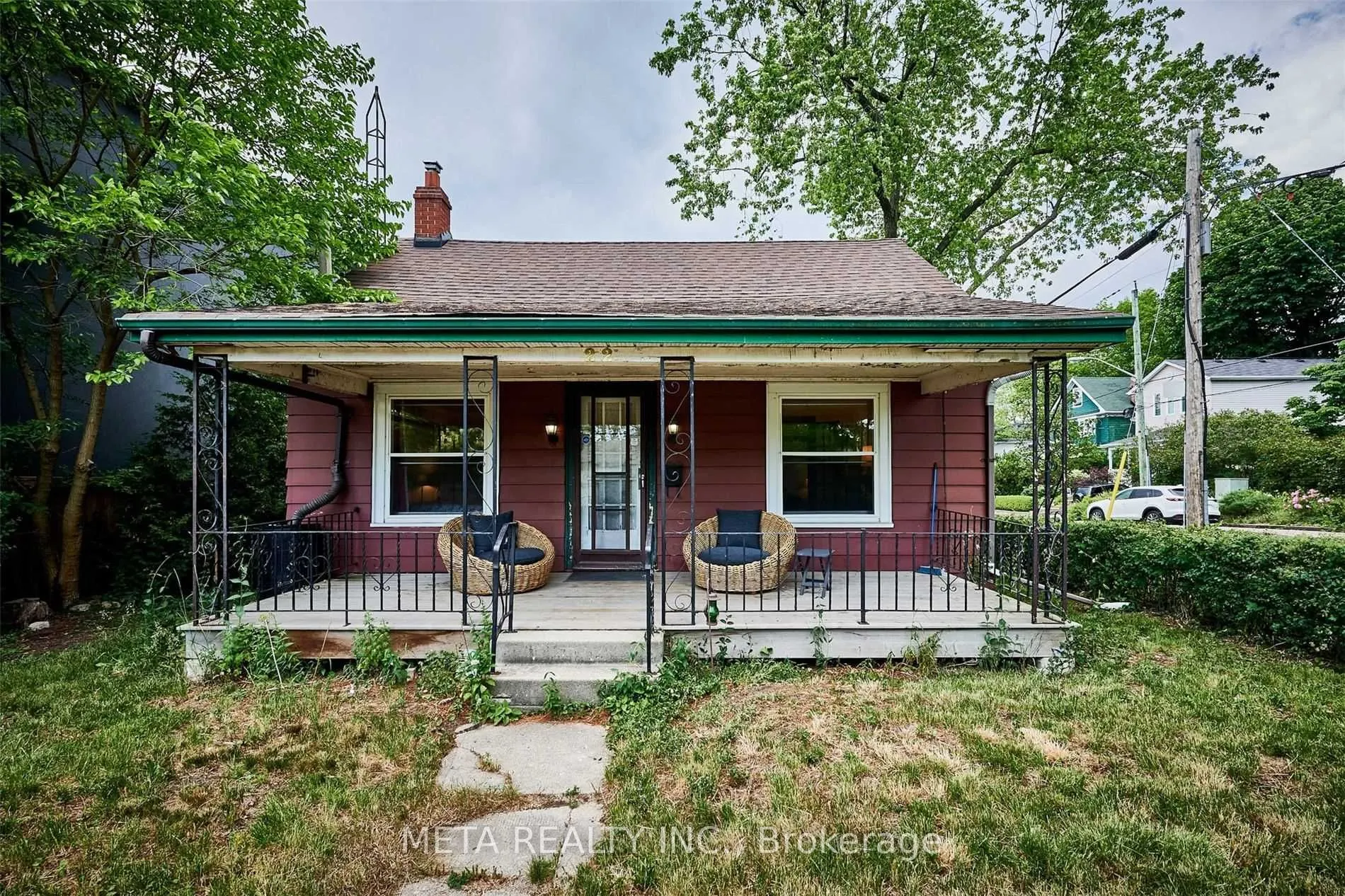22 Freeman Street S