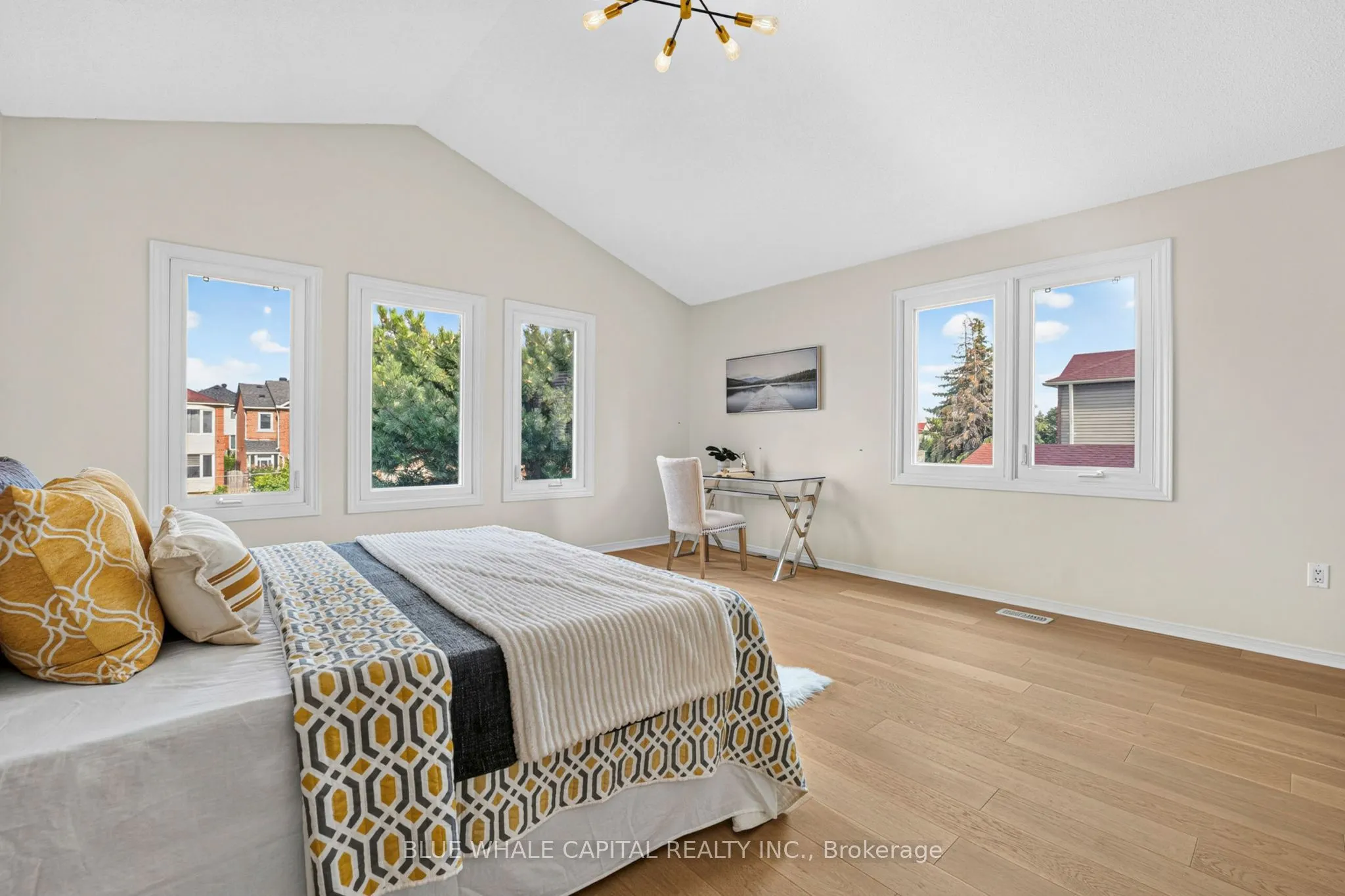61 Holmbush Crescent