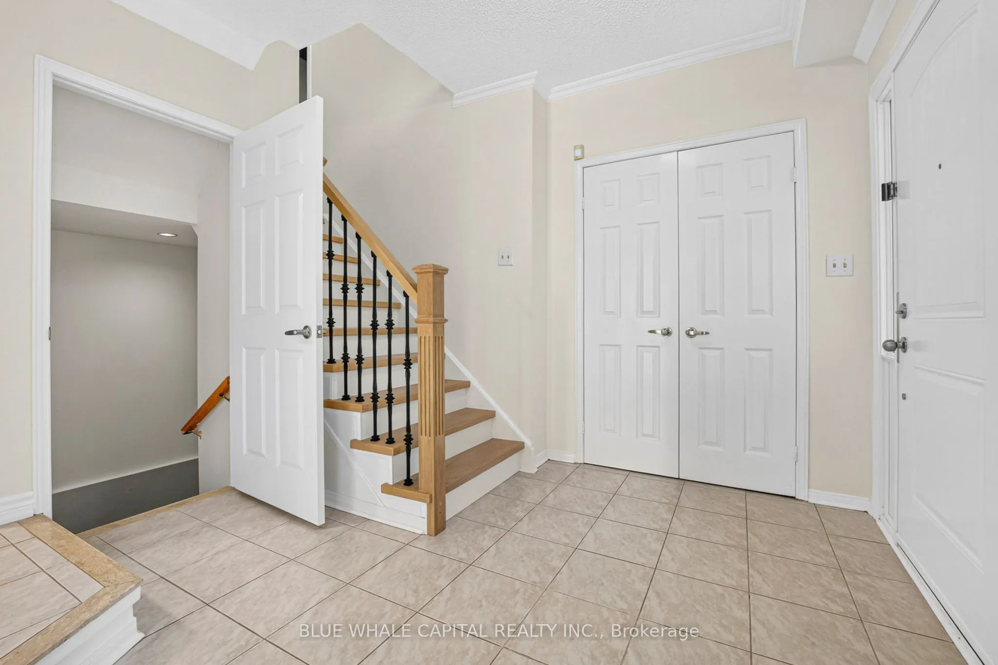 61 Holmbush Crescent