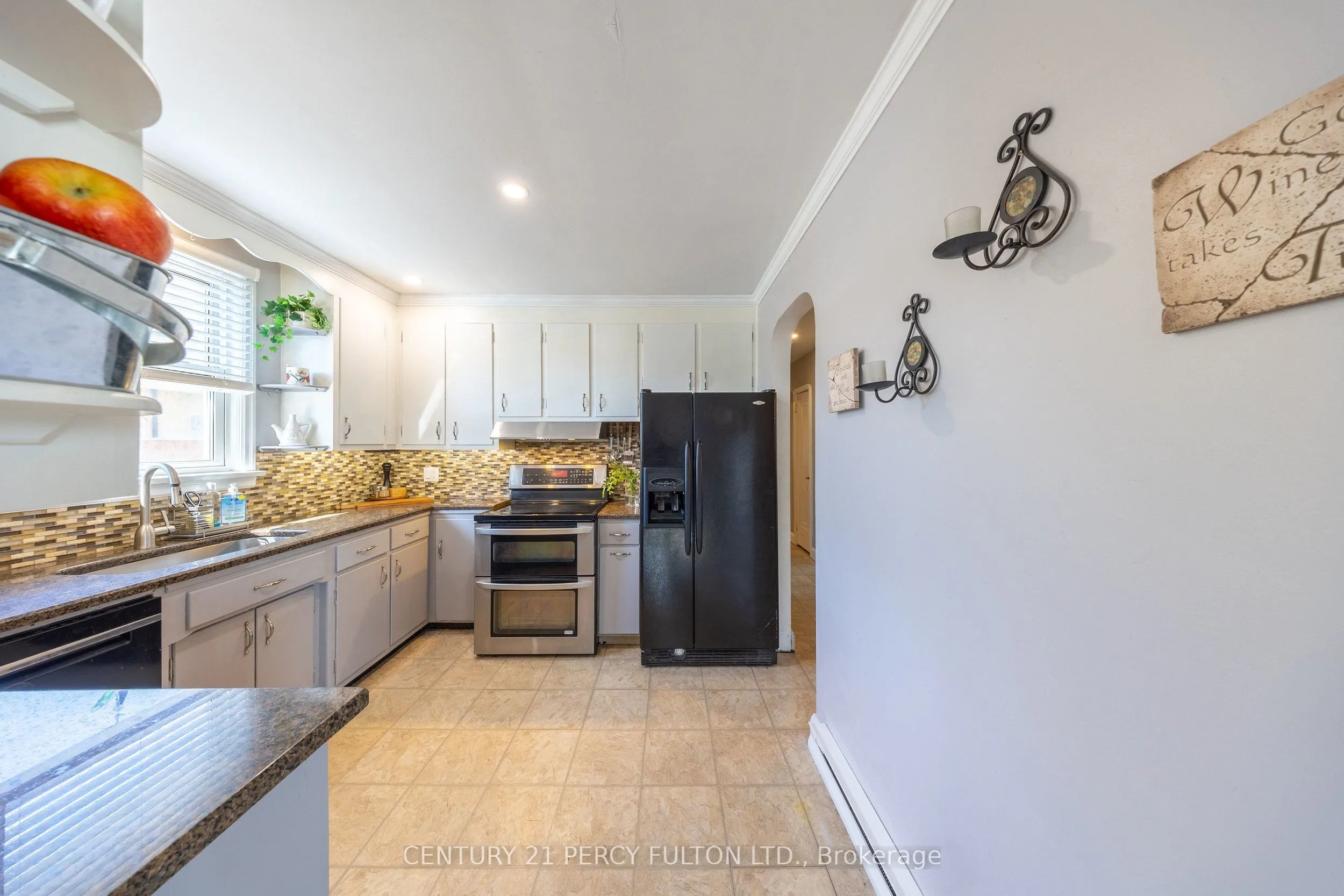816 SIMCOE Street N