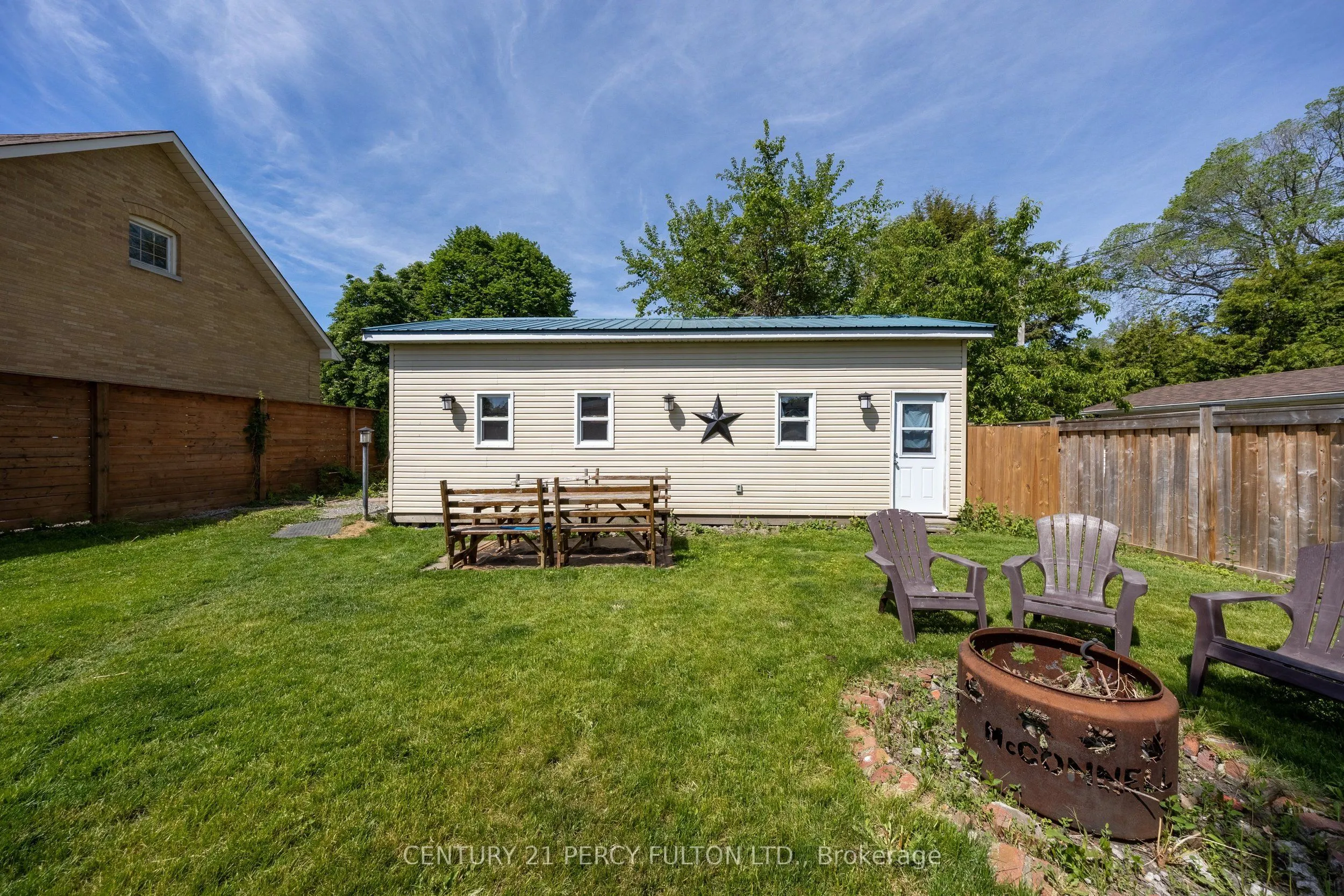 816 SIMCOE Street N
