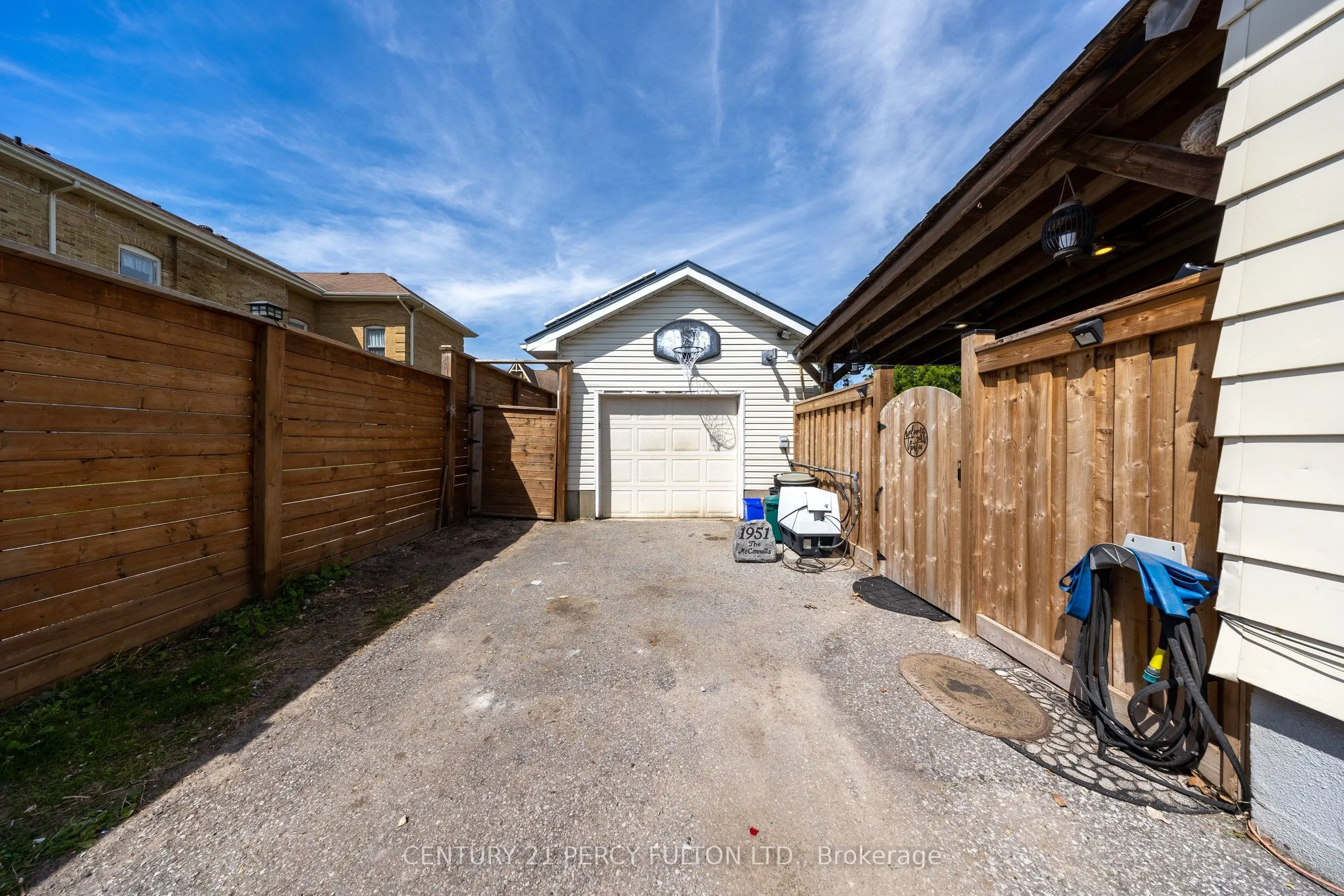 816 SIMCOE Street N