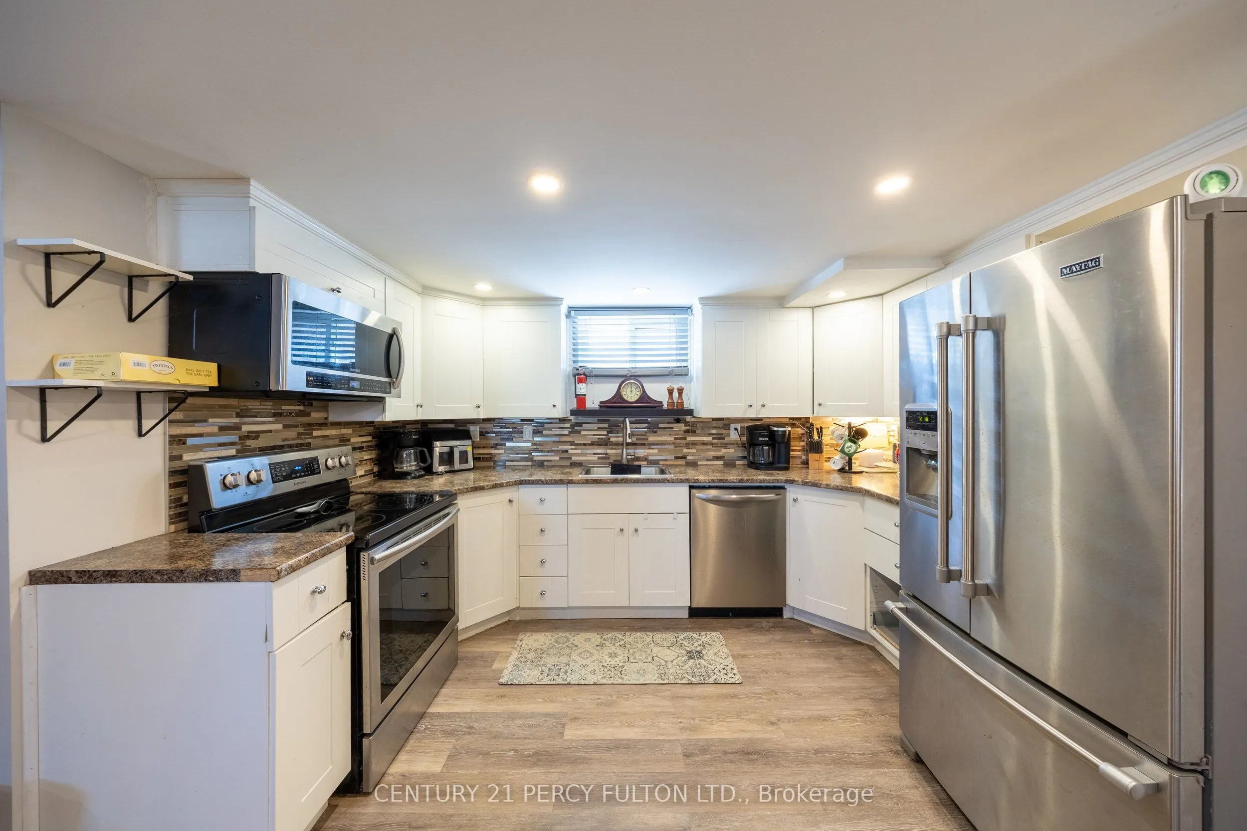 816 SIMCOE Street N
