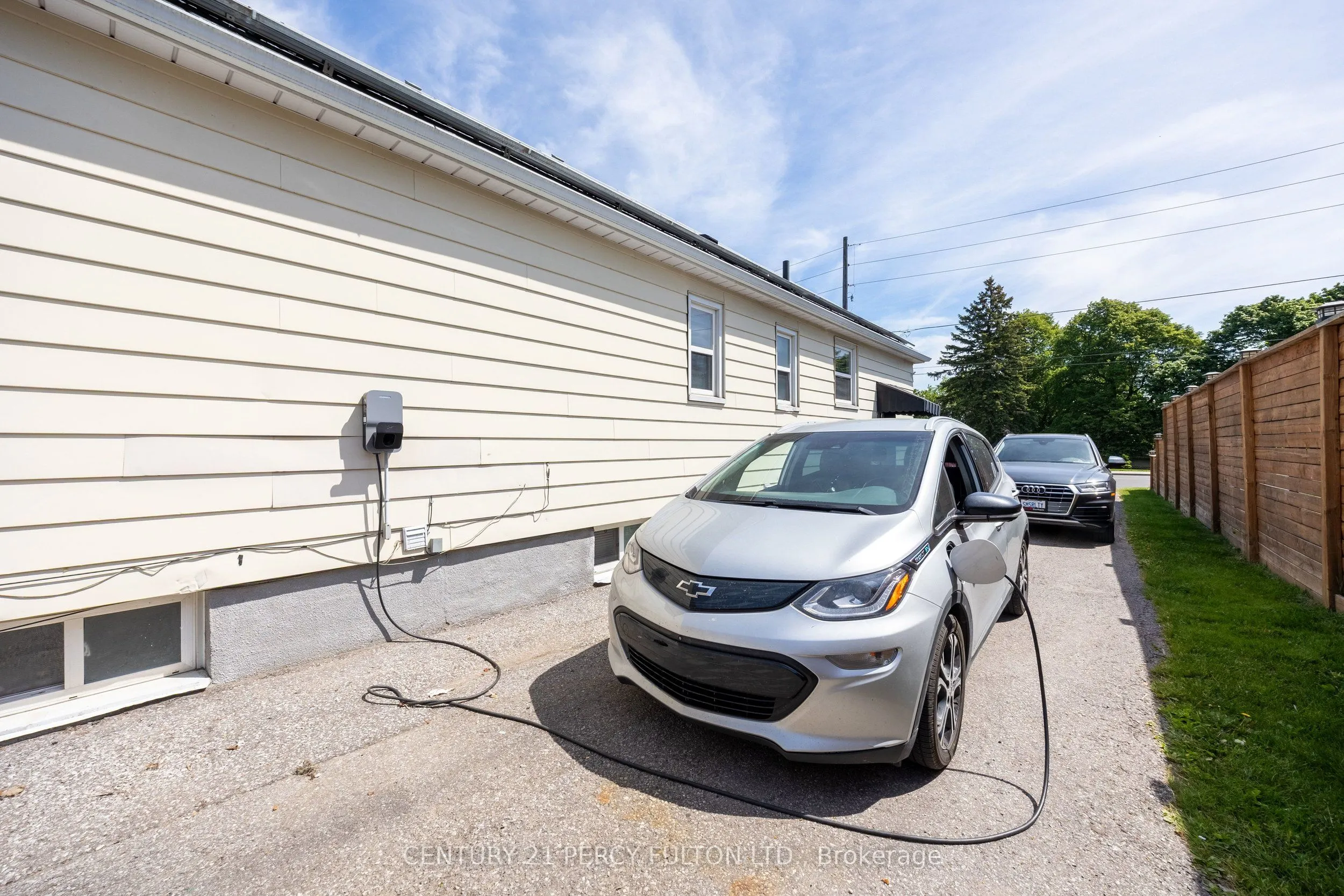 816 SIMCOE Street N