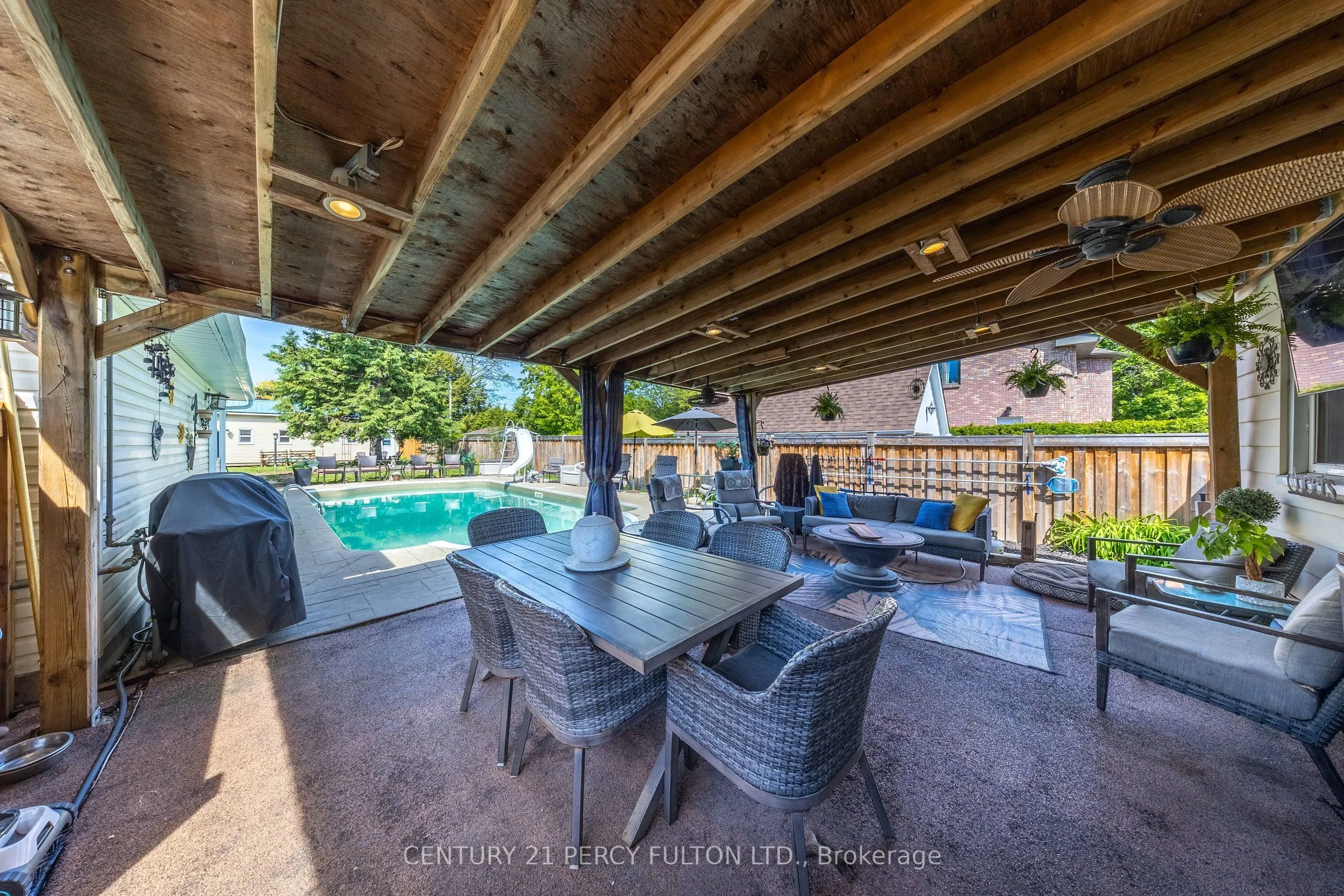 816 SIMCOE Street N