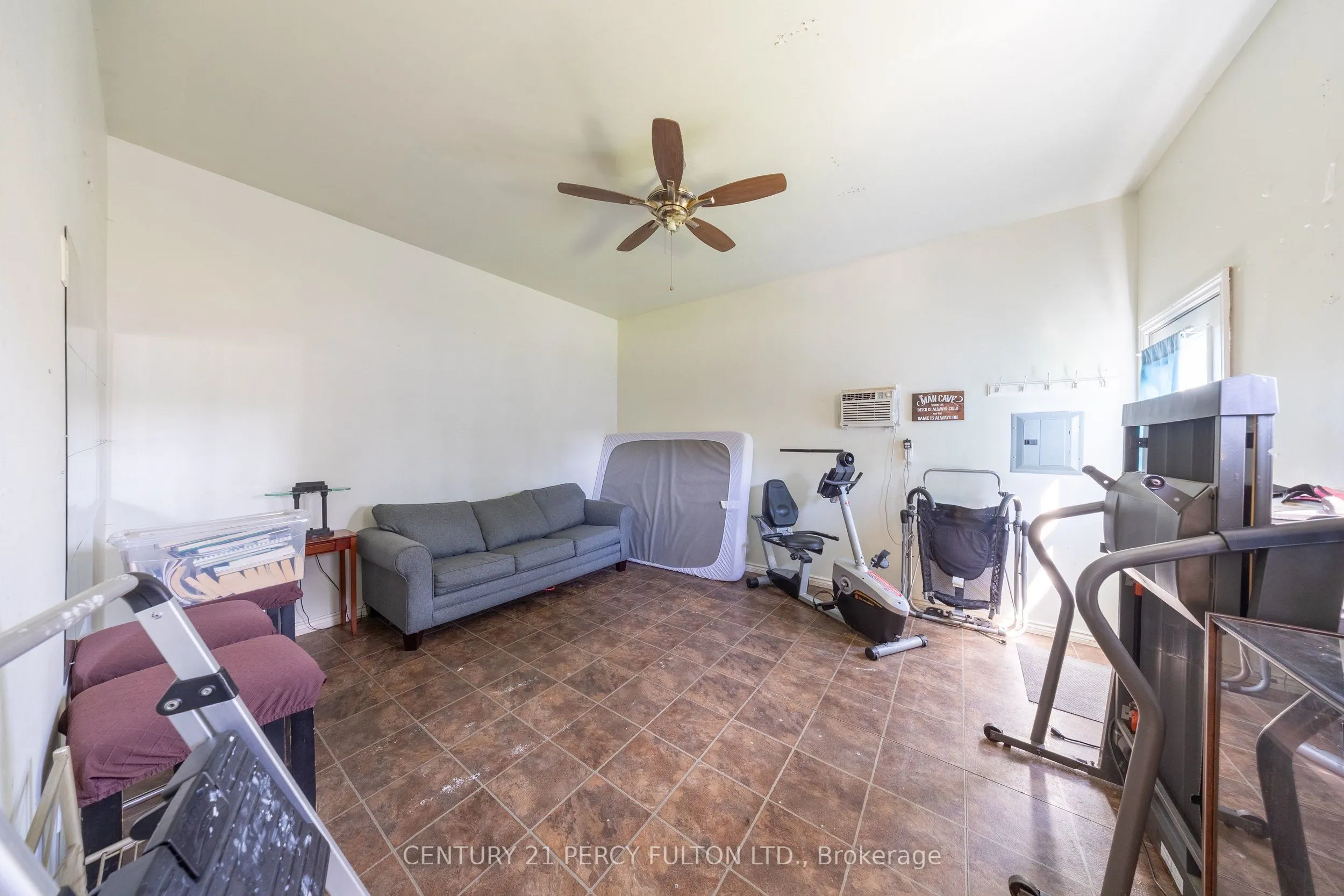 816 SIMCOE Street N