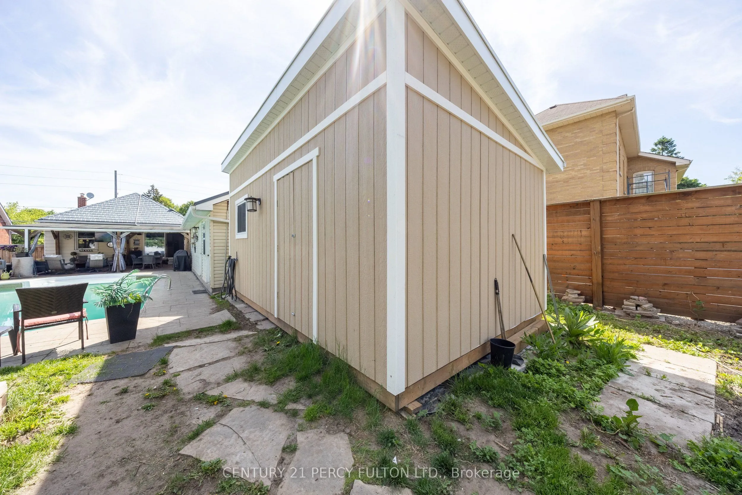 816 SIMCOE Street N