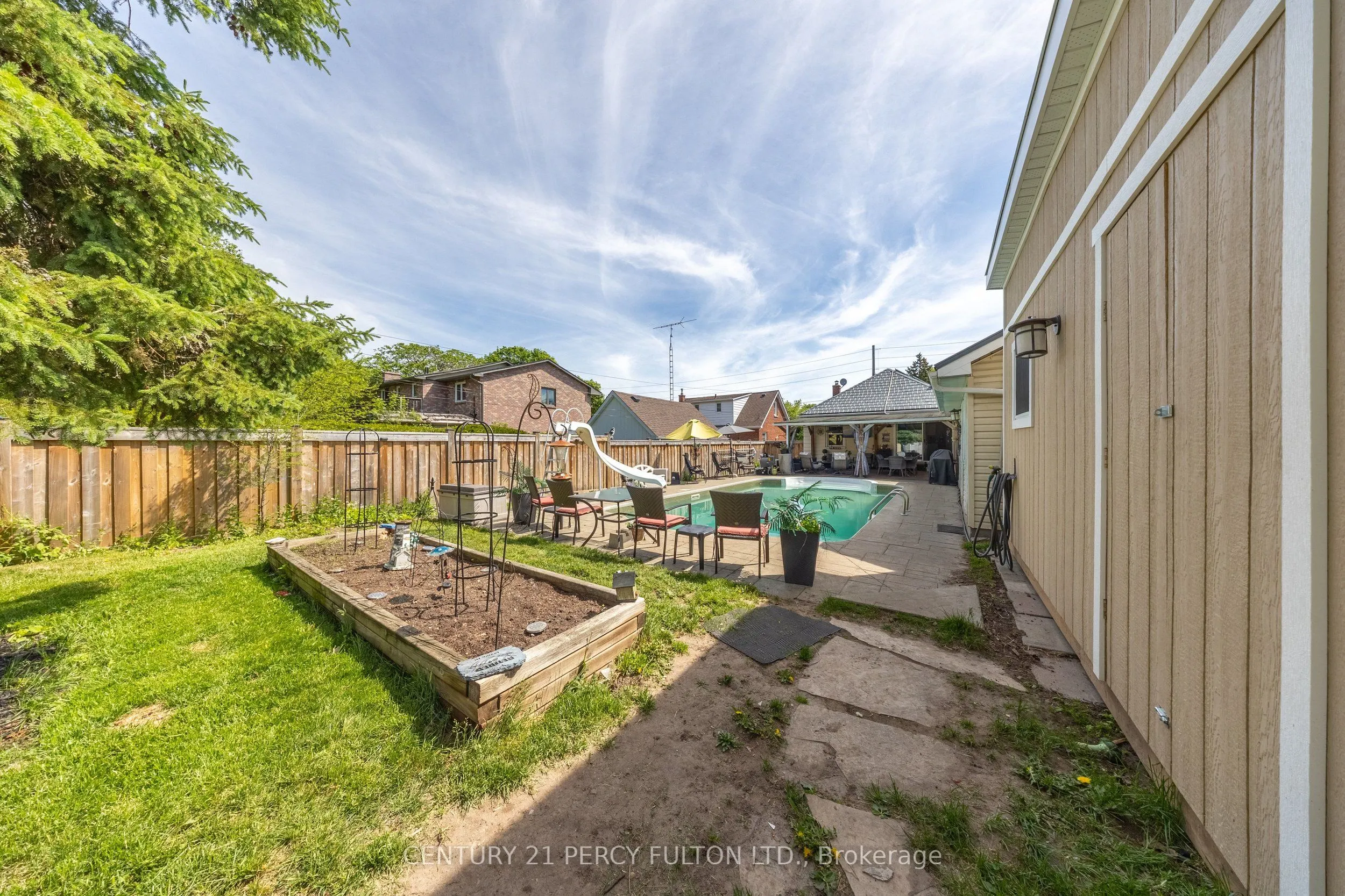 816 SIMCOE Street N