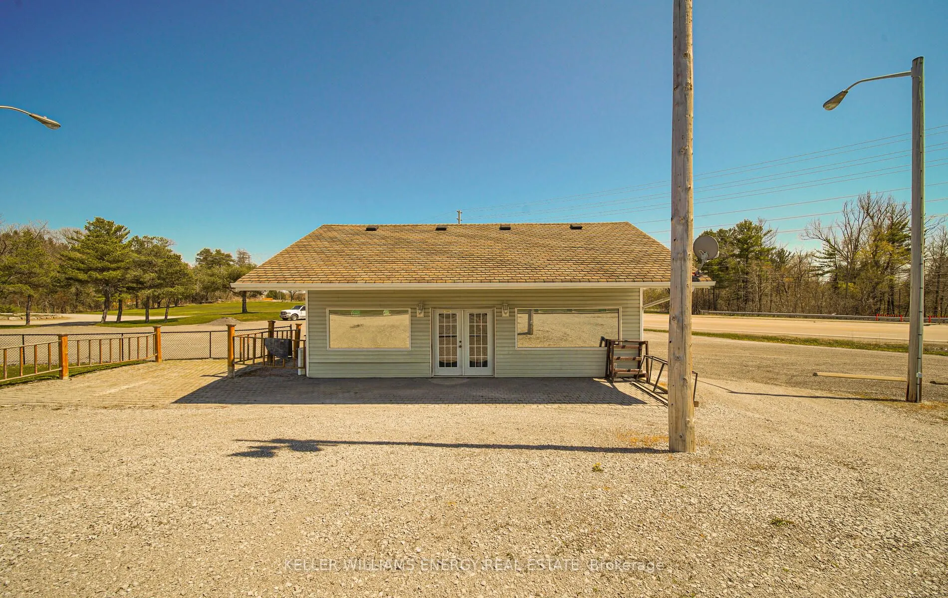 560 Taunton Road W