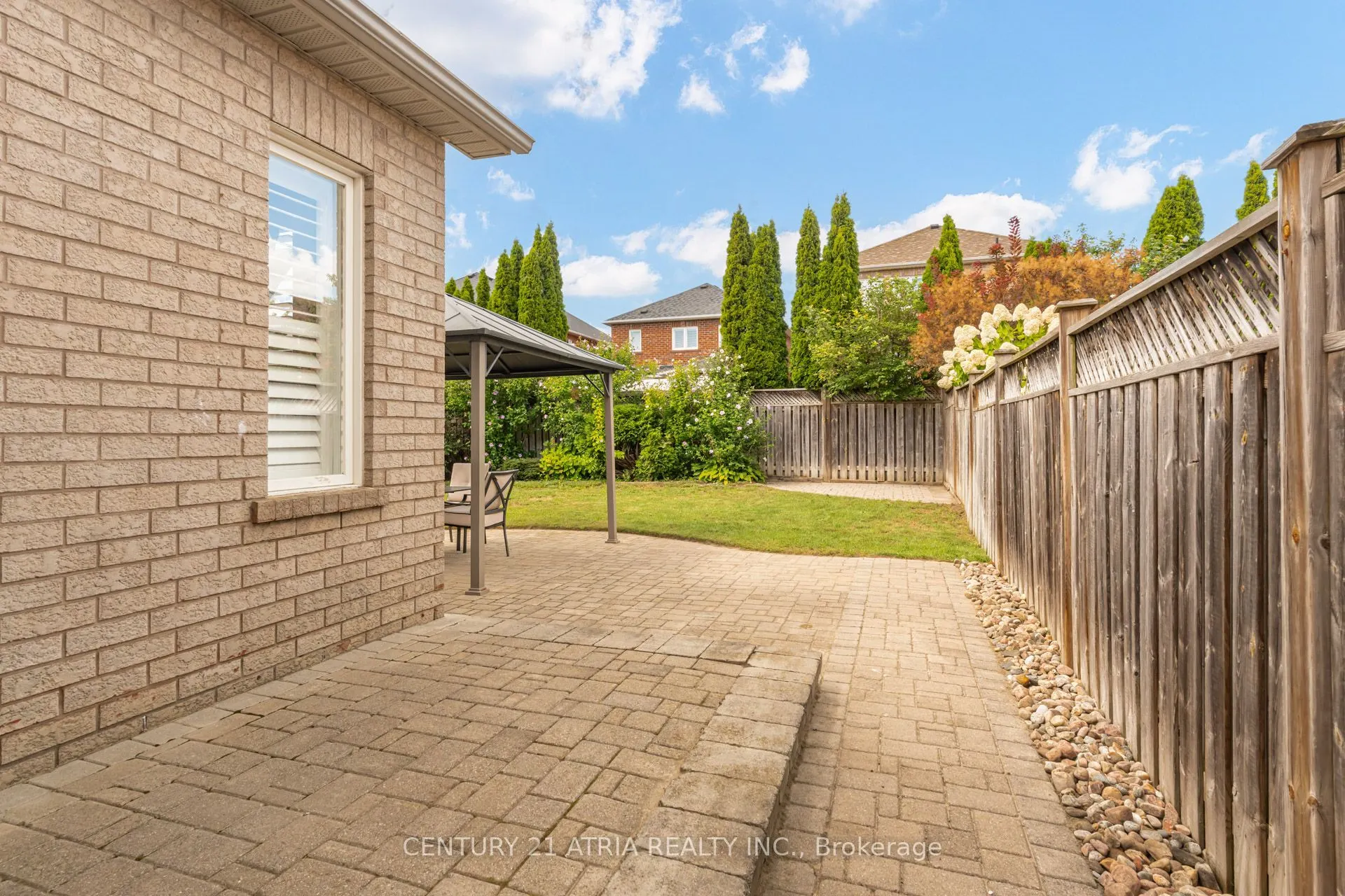 14 Robert Attersley Drive W