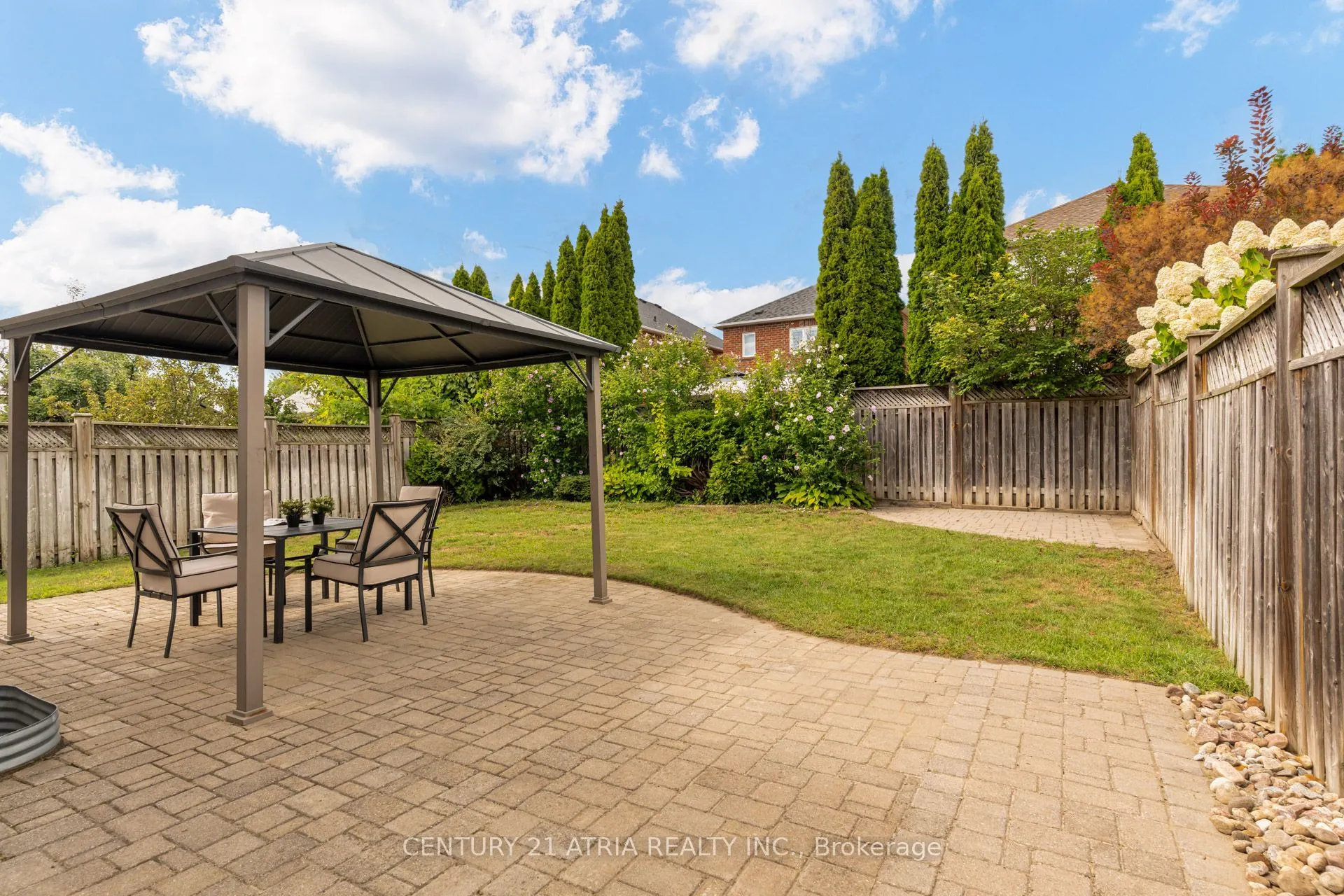 14 Robert Attersley Drive W