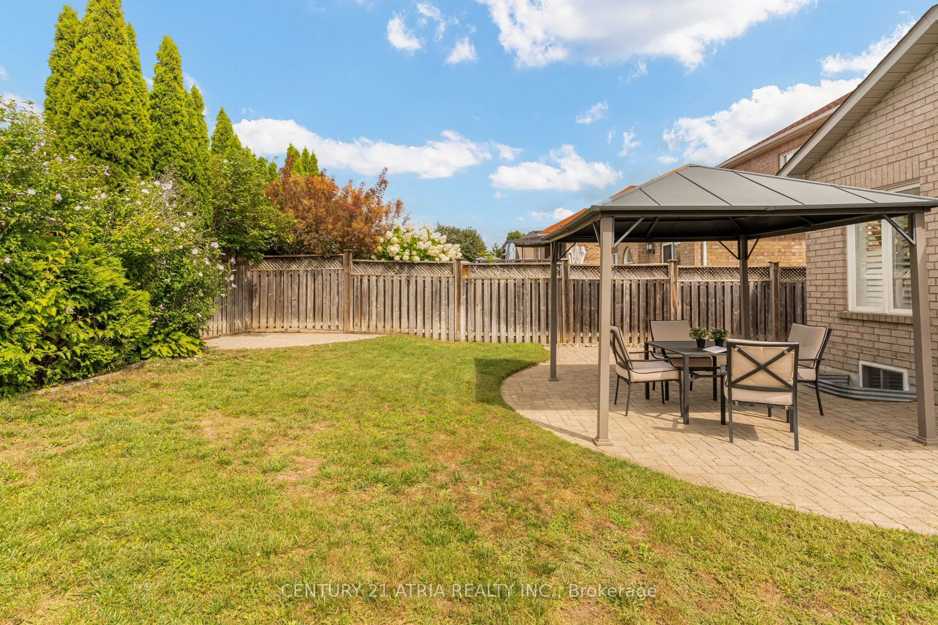 14 Robert Attersley Drive W
