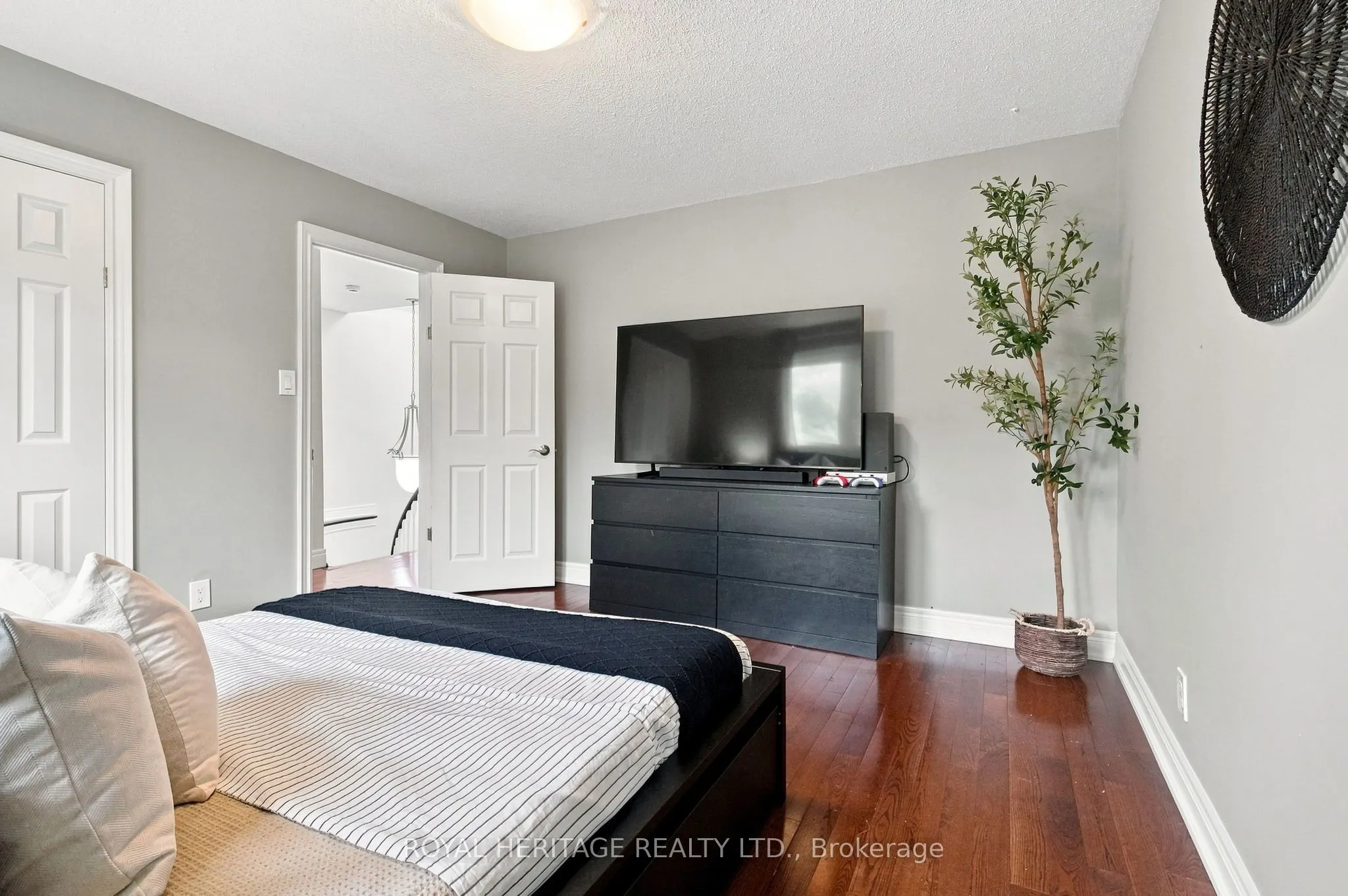816 Sheppard Avenue