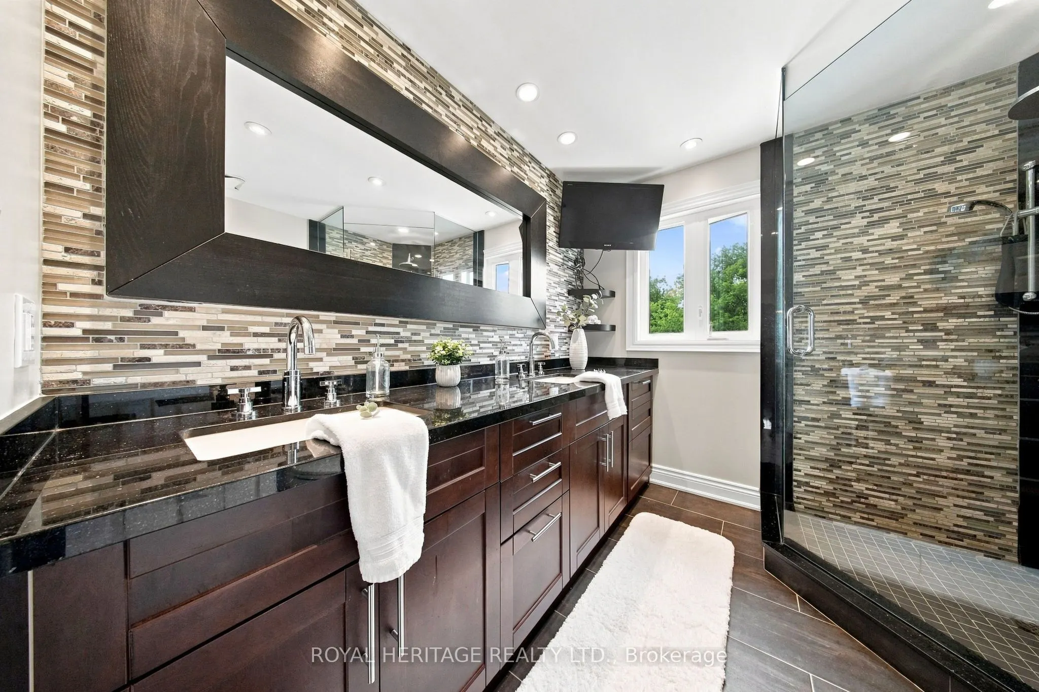 816 Sheppard Avenue