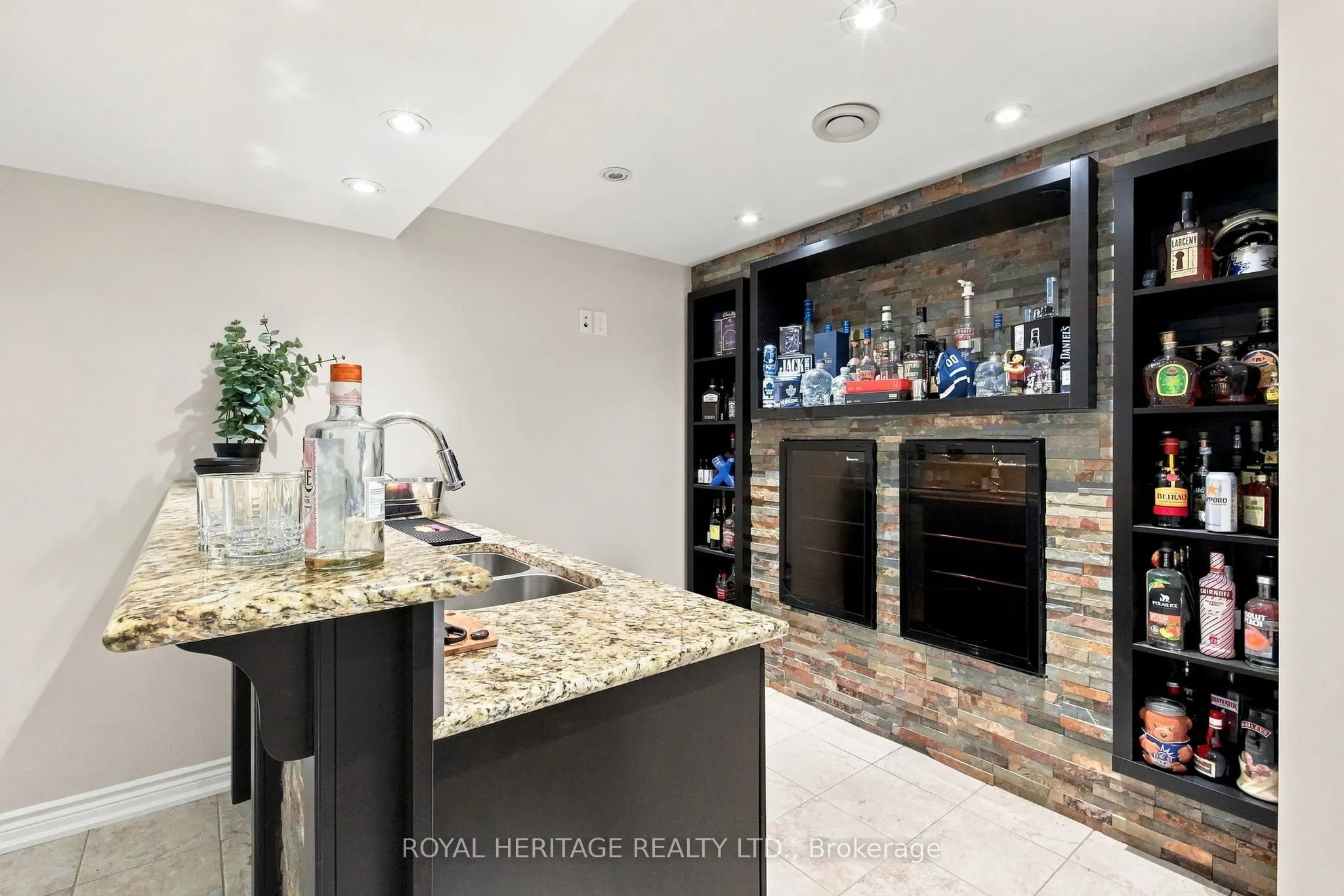 816 Sheppard Avenue
