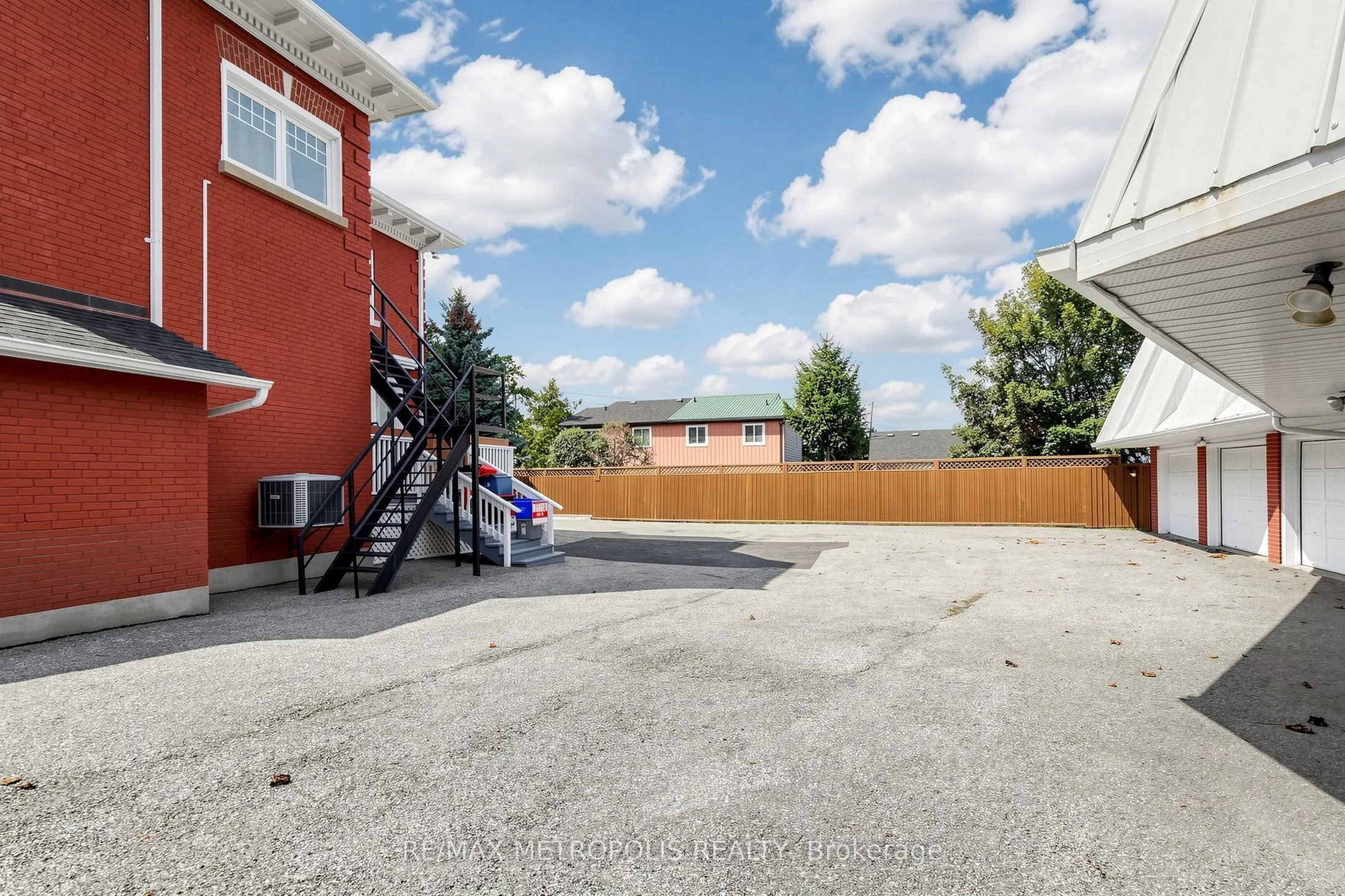 1110 Simcoe Street S #Upper #2