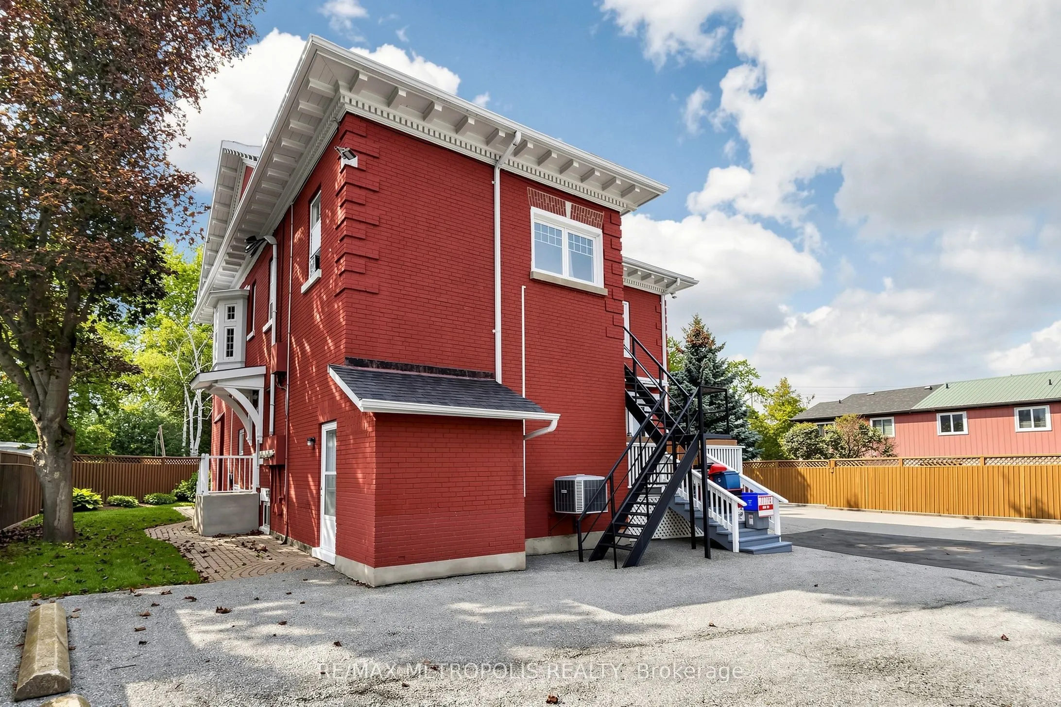 1110 Simcoe Street S #Upper #2