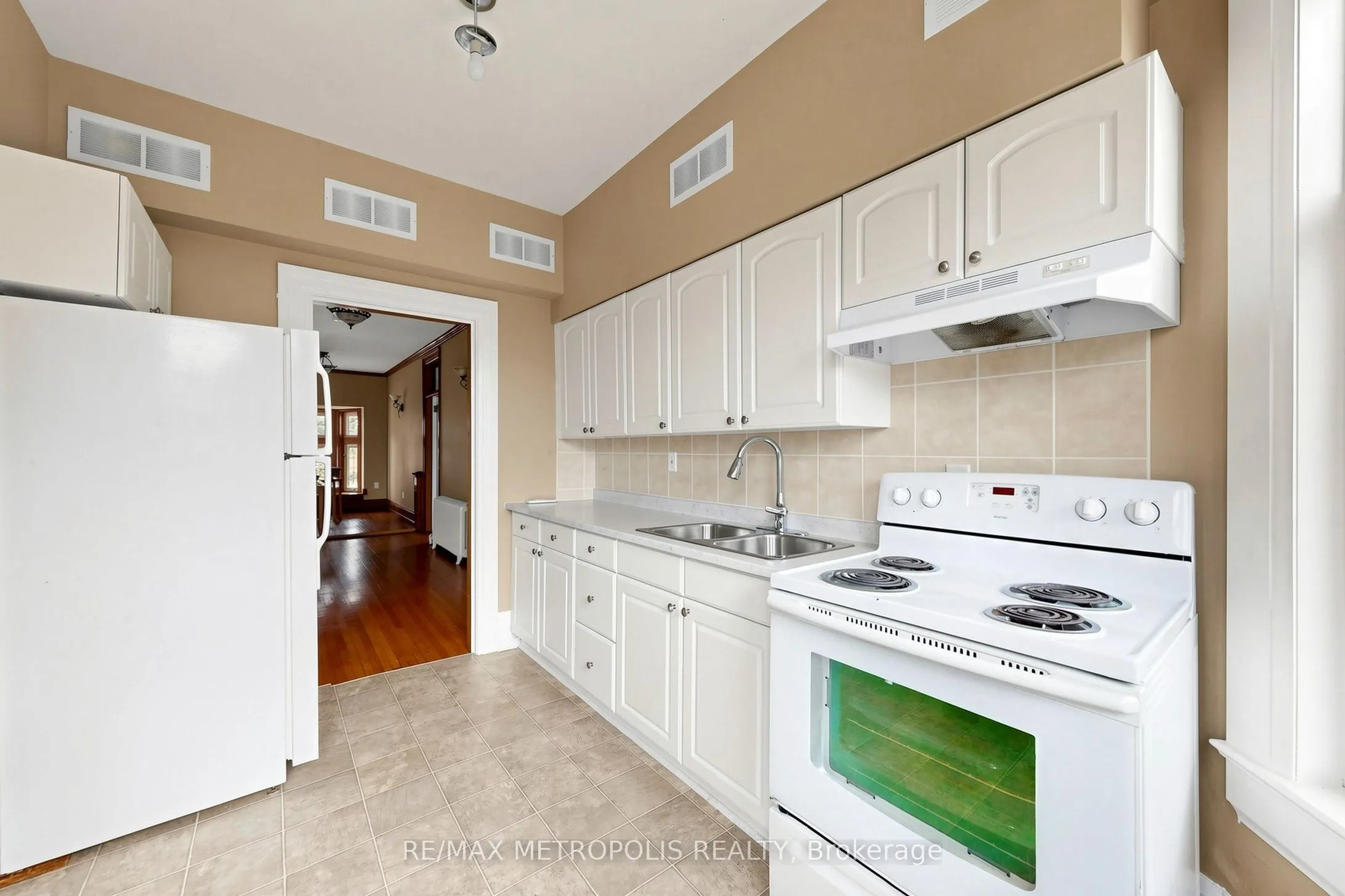 1110 Simcoe Street S #Upper #2
