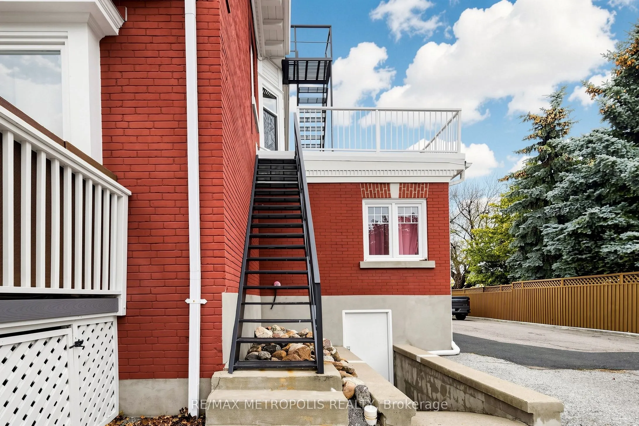 1110 Simcoe Street S #Upper #2
