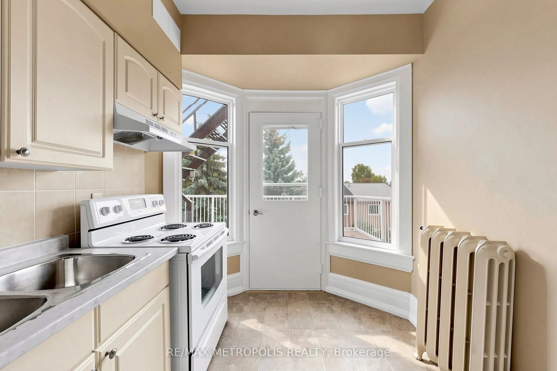 1110 Simcoe Street S #Upper #2