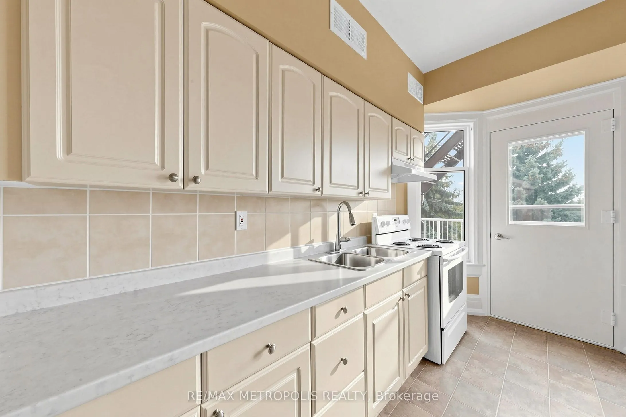 1110 Simcoe Street S #Upper #2