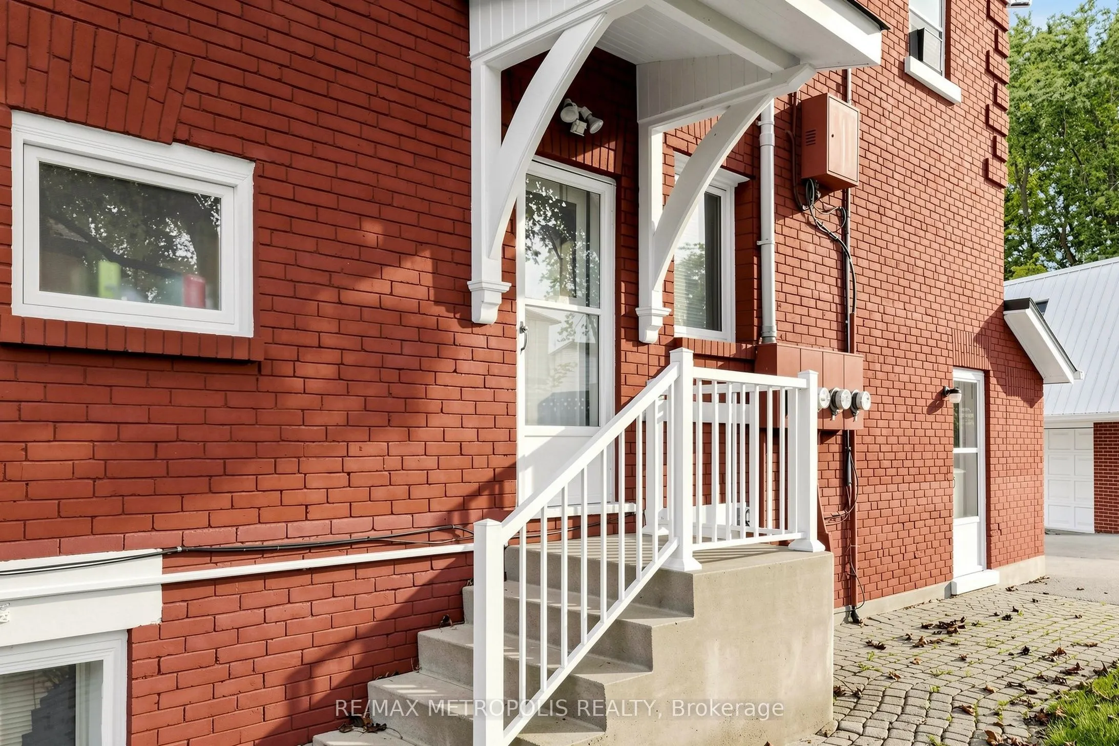1110 Simcoe Street S #Upper #2
