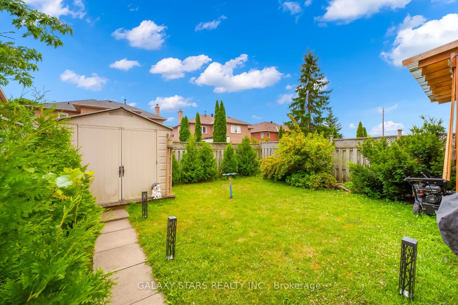 25 Fieldnest Crescent