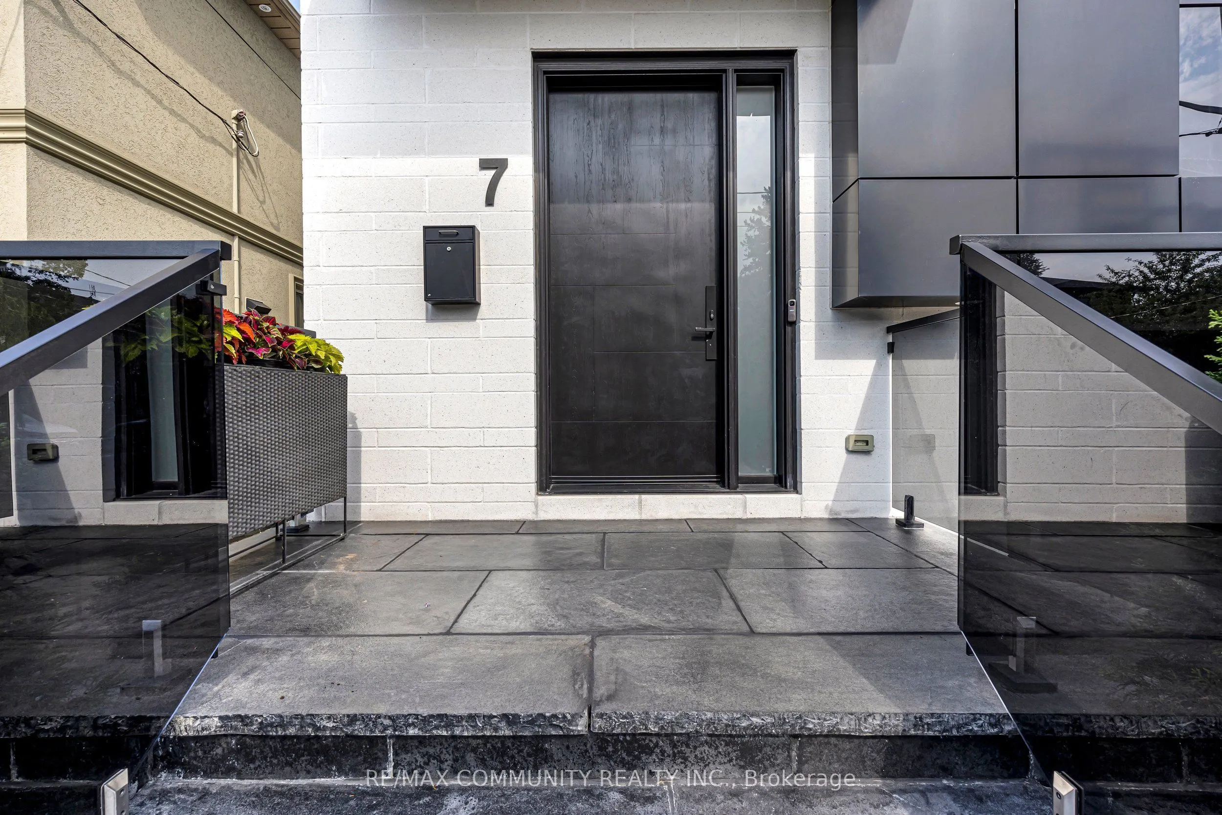7 Derwyn Road