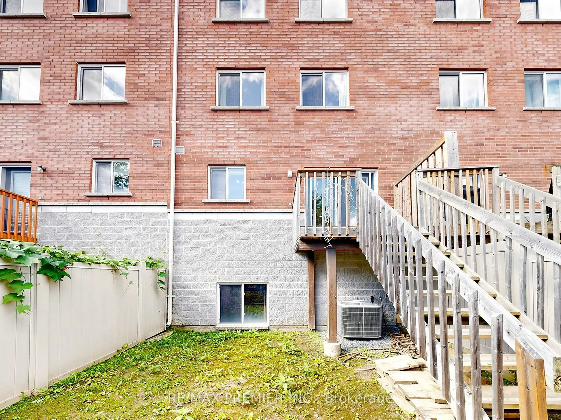 95 John Bell Crescent
