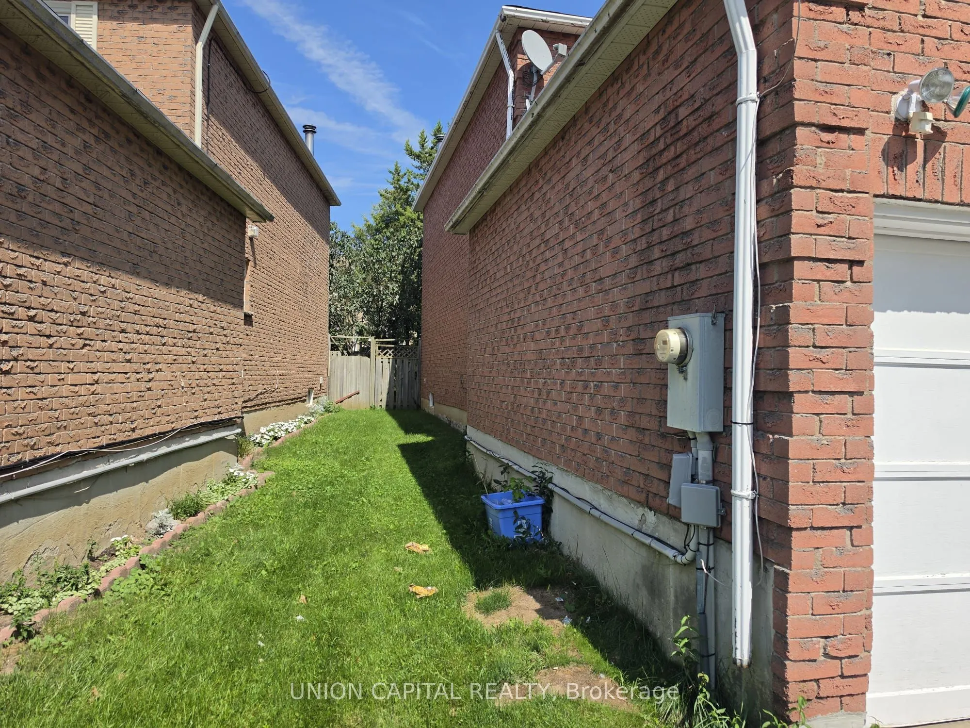 2363 Strathmore Crescent