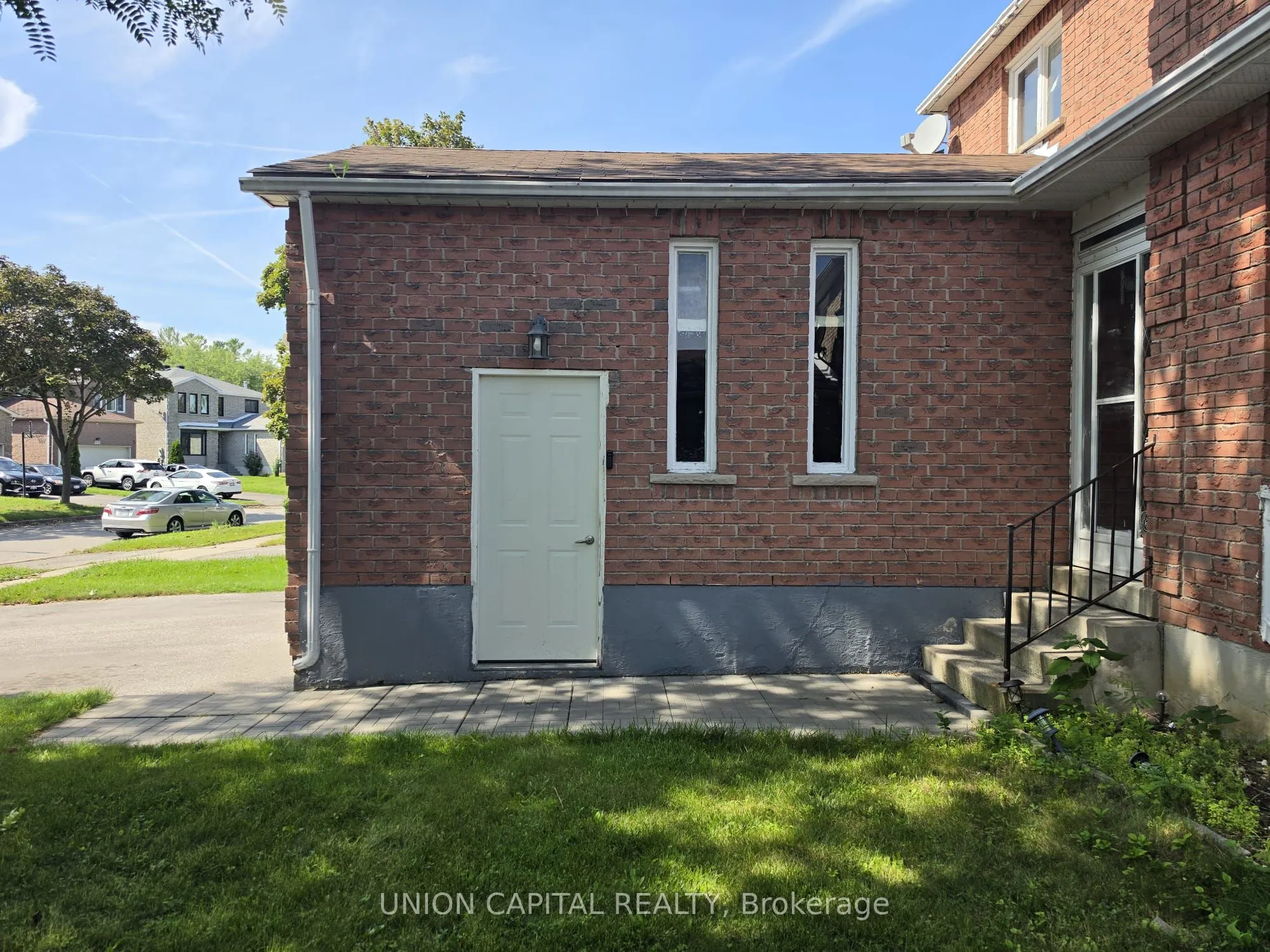 2363 Strathmore Crescent