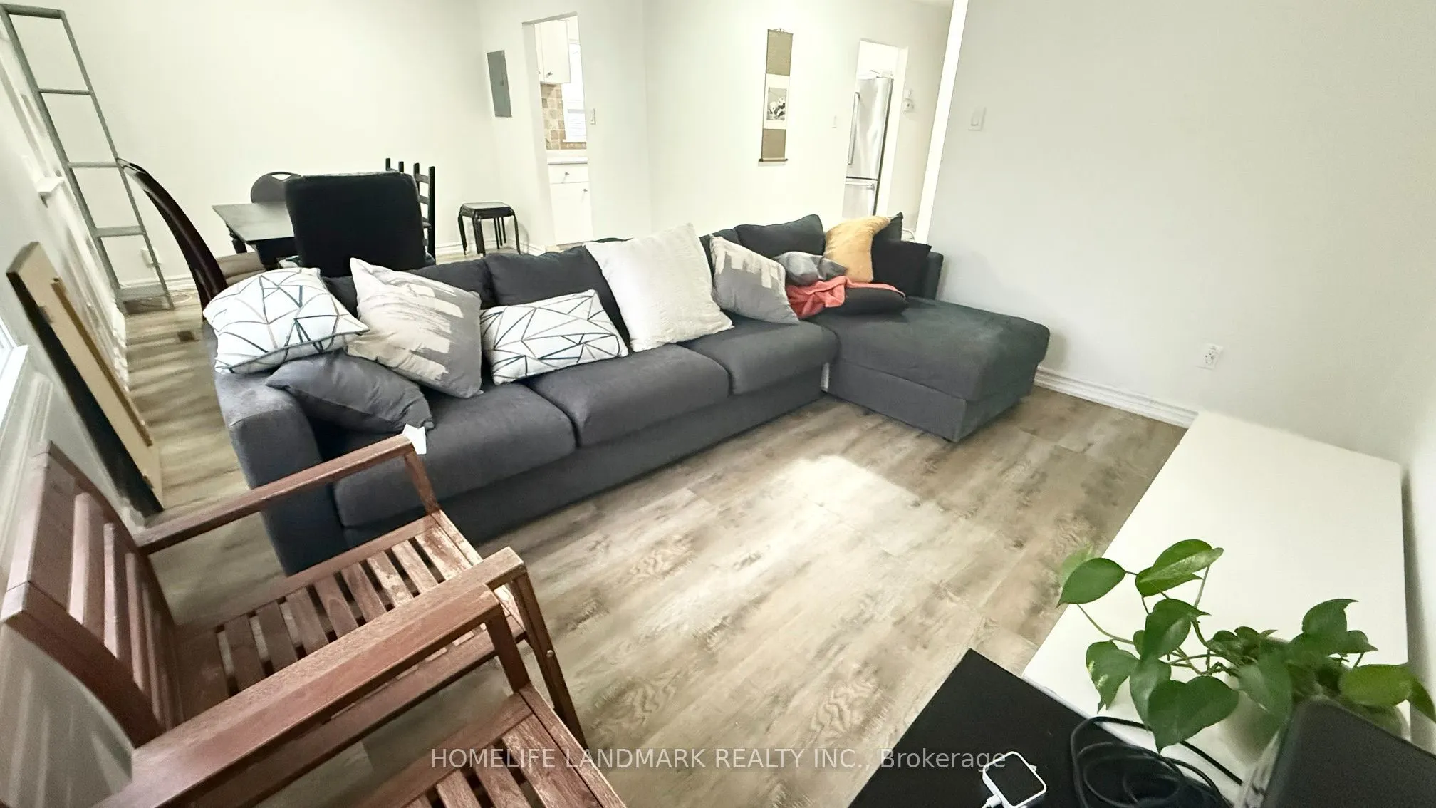 81 United Square #Main Floor