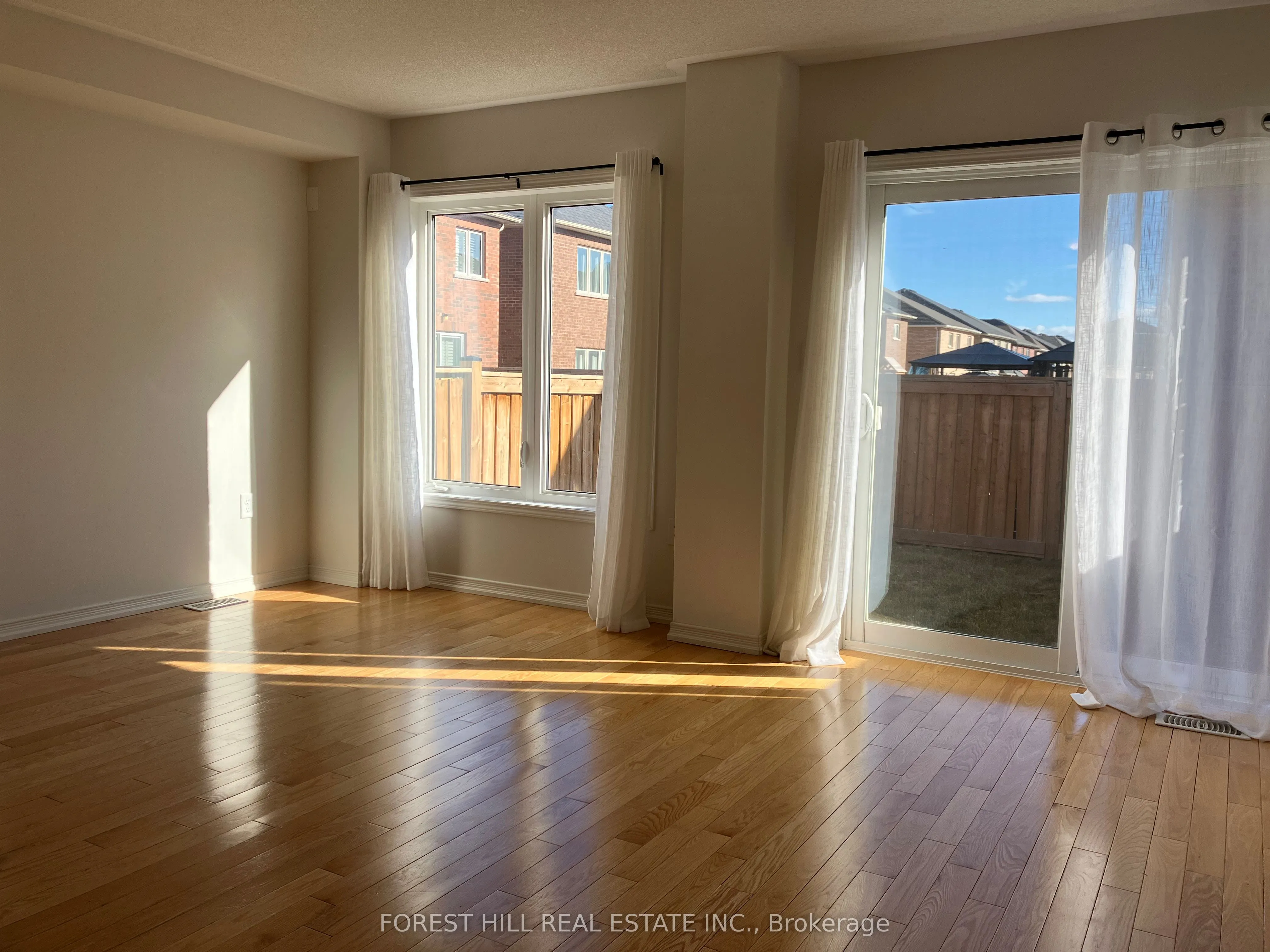 2448 Equestrian Crescent