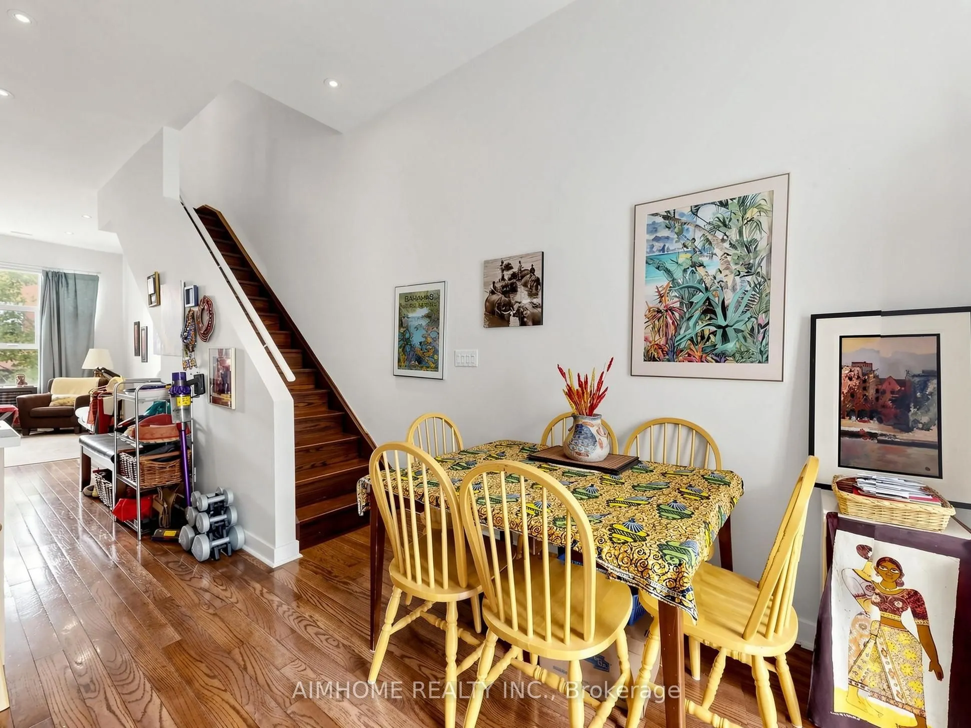 1089 Dundas Street E