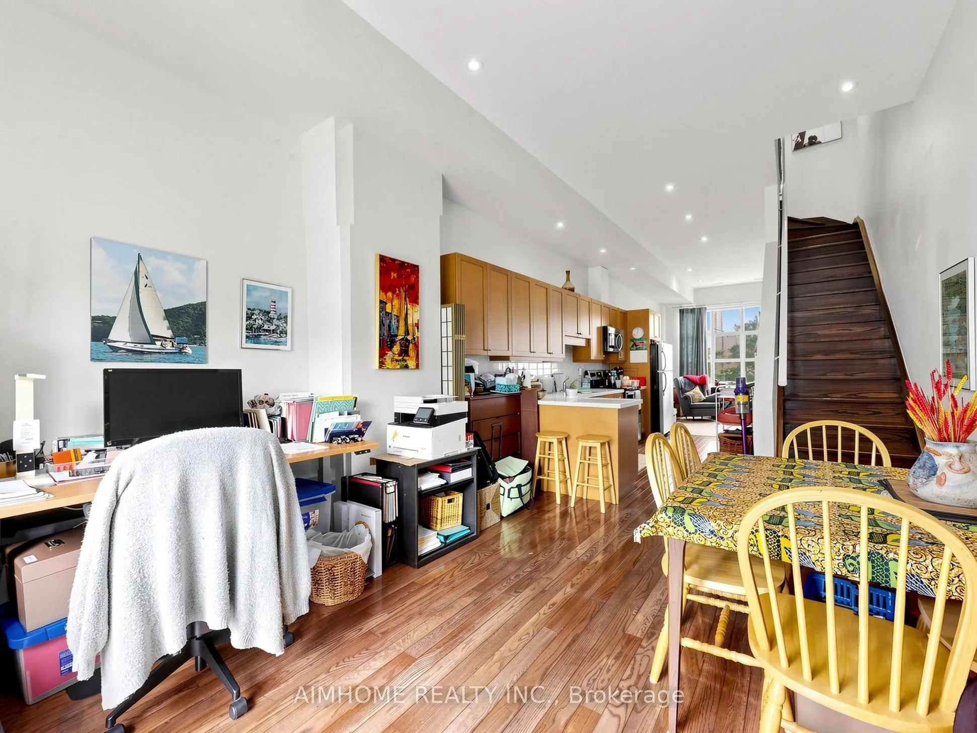 1089 Dundas Street E