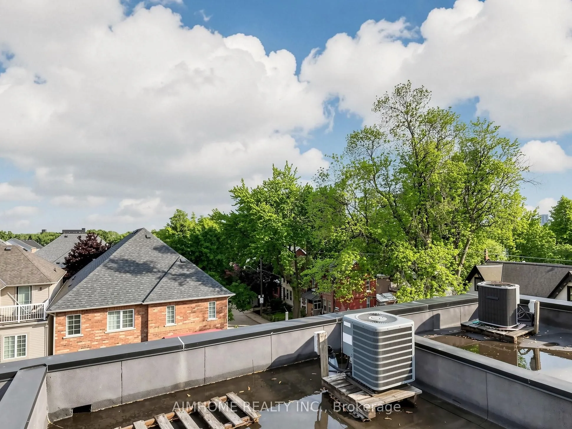 1089 Dundas Street E