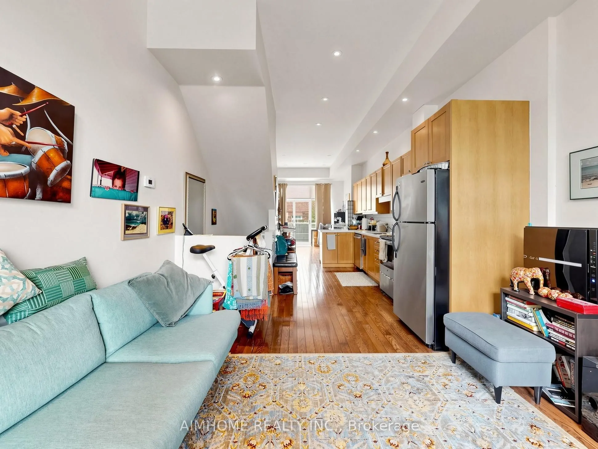 1089 Dundas Street E