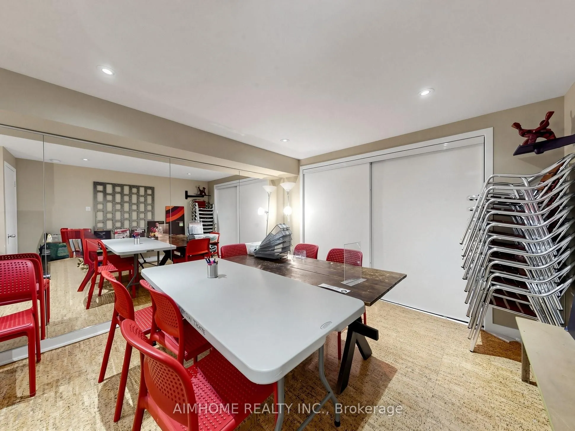 1089 Dundas Street E