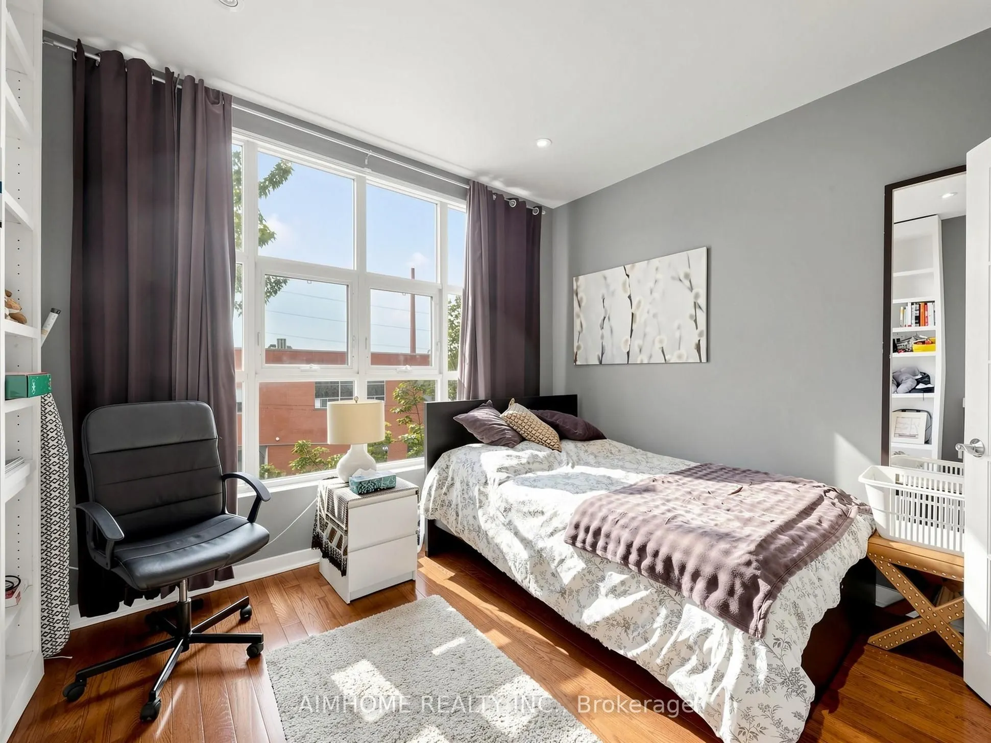 1089 Dundas Street E