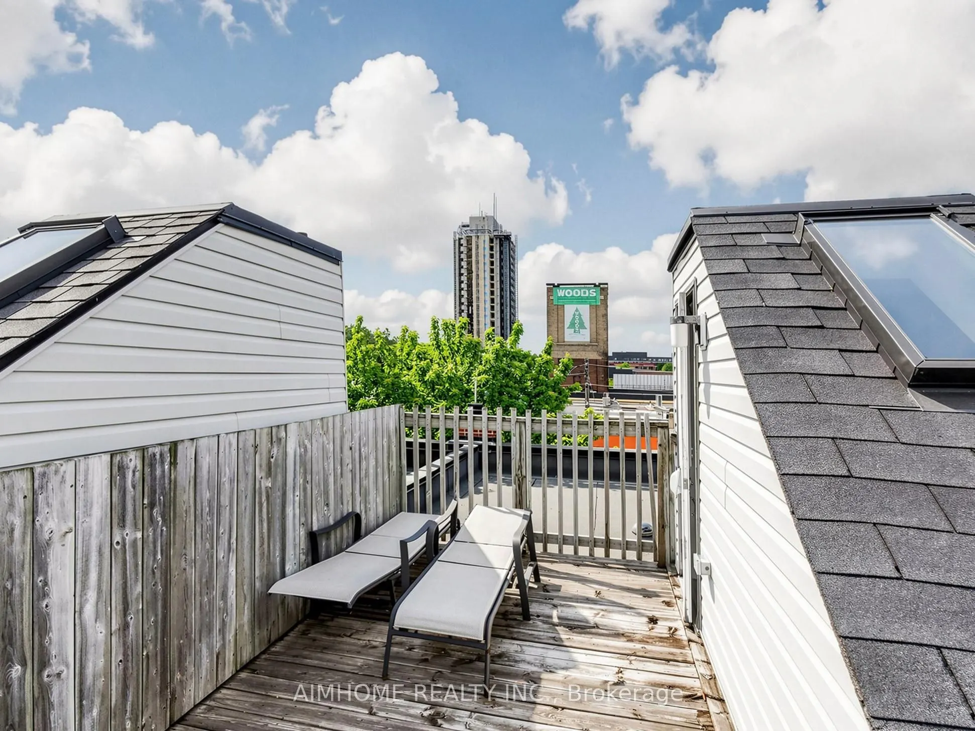 1089 Dundas Street E