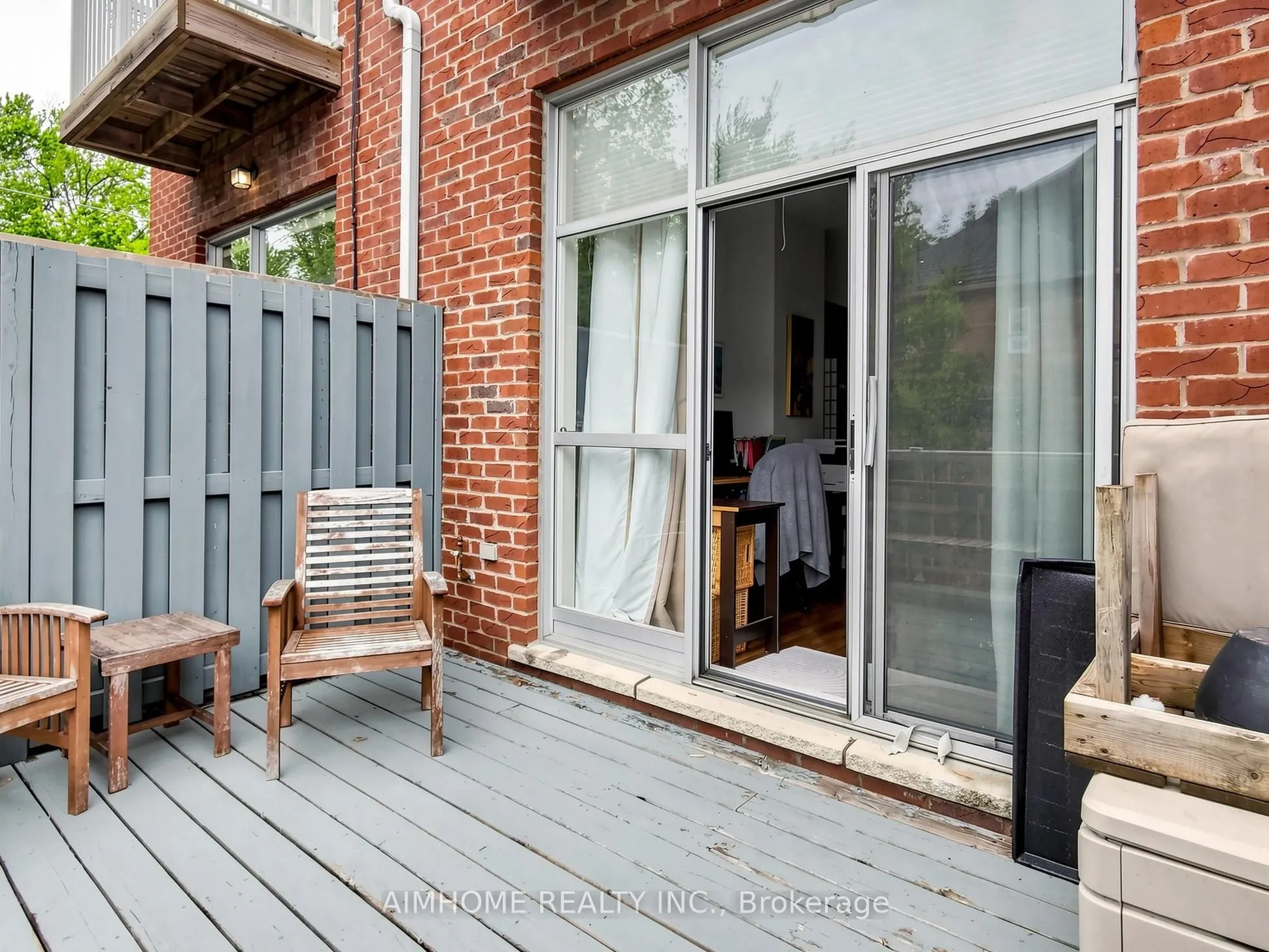 1089 Dundas Street E